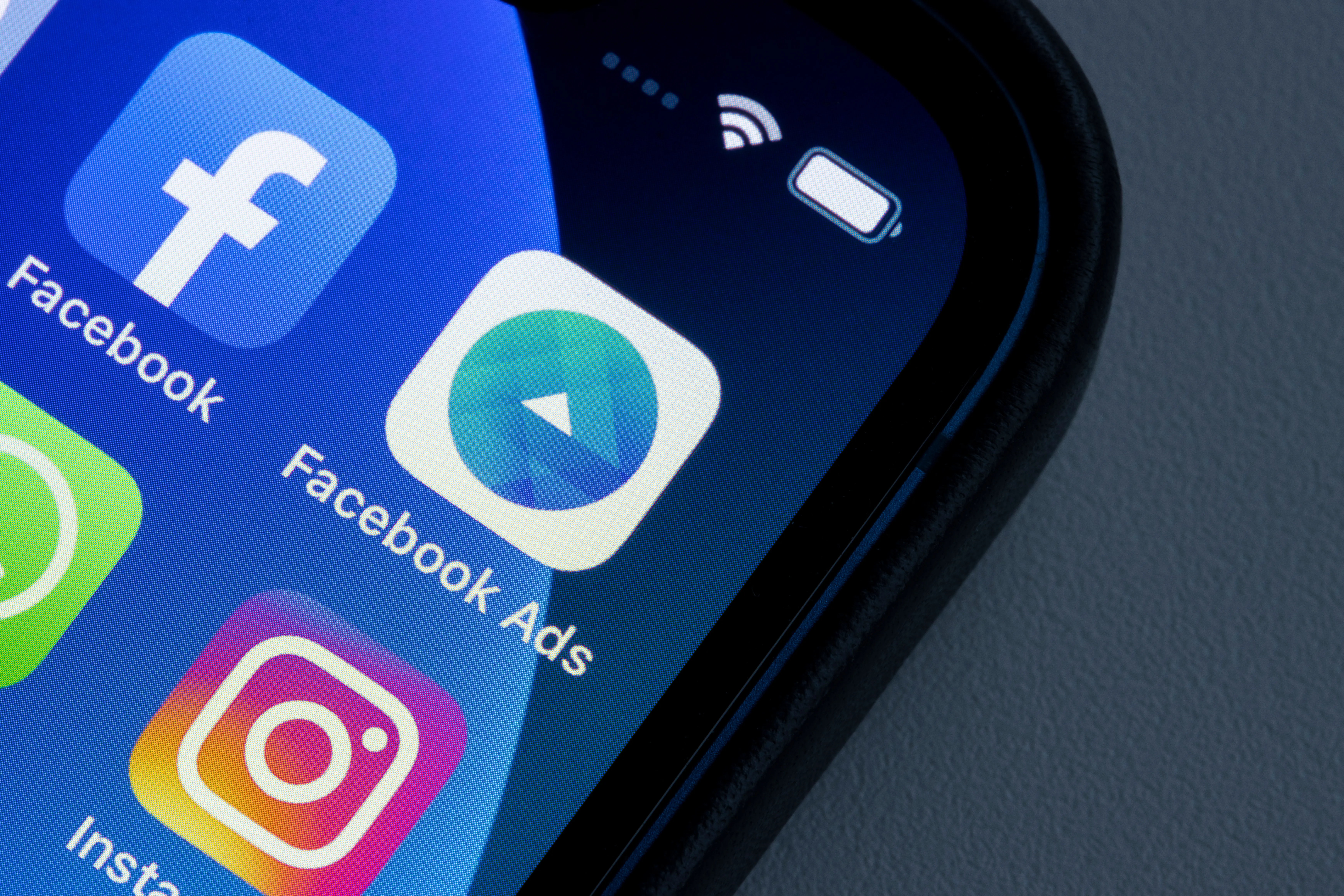 Iconos de Facebook Ads, Instagram y otras apps en pantalla de celular, representando campañas de publicidad en Meta, Google y TikTok – Milbrands