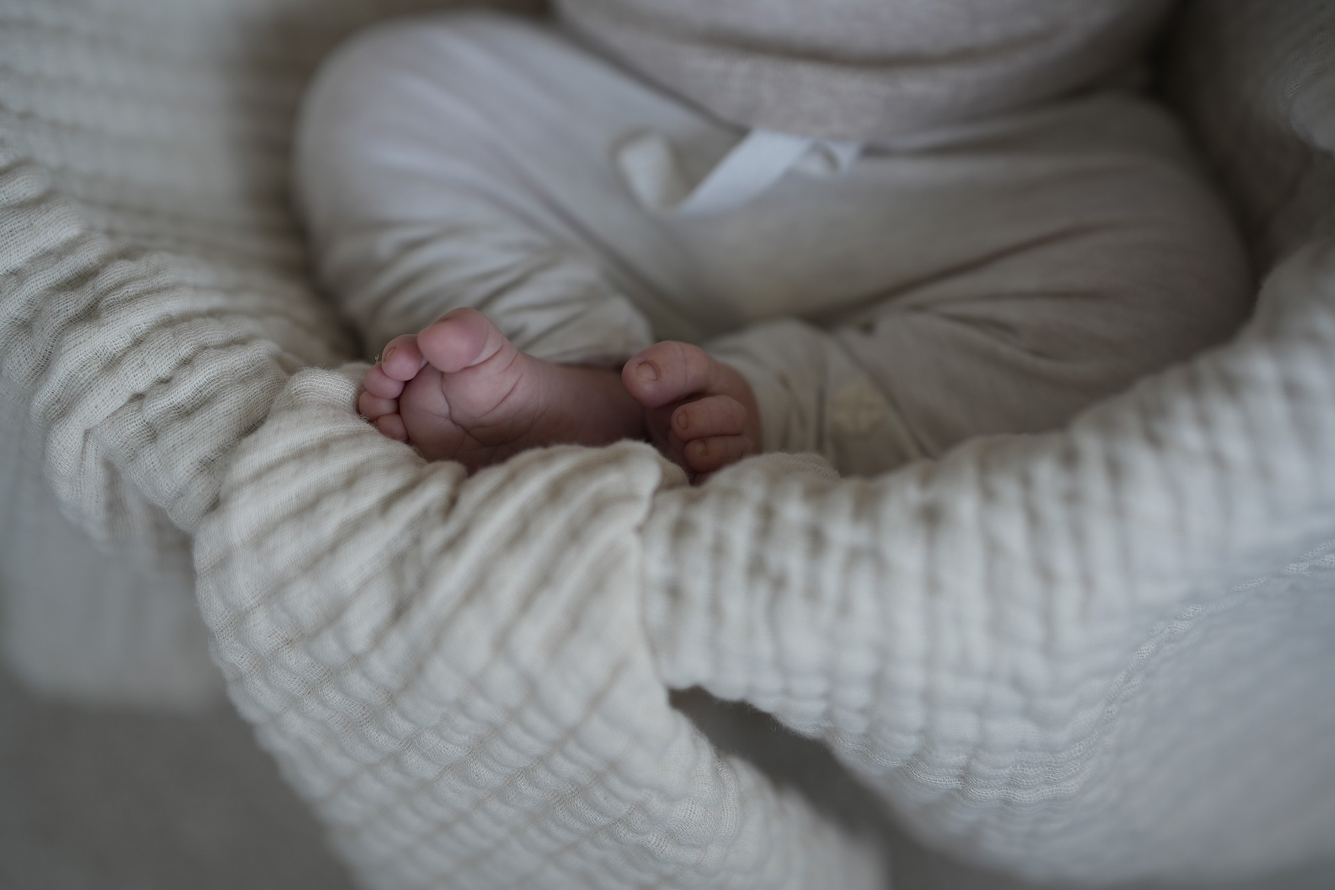 Foto von Babyfüßen.