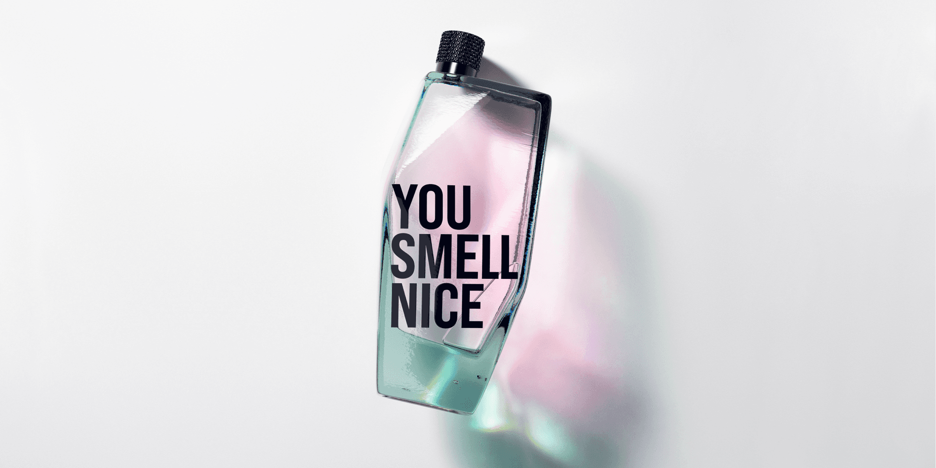 Markenwelt You Smell Nice – Parfumflakon in transparentem Glas mit rosé-türkisem Verlauf und schwarzer Typografie.