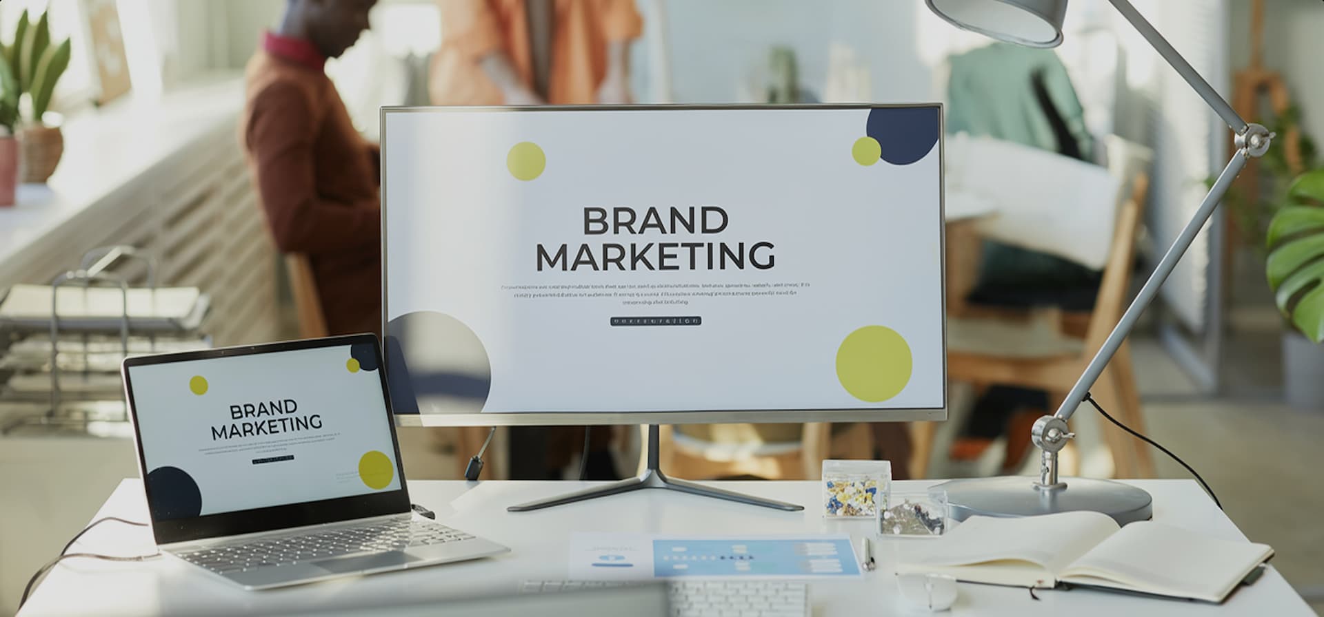 Beeldscherm met 'Brand Marketing' in een moderne kantoorruimte.