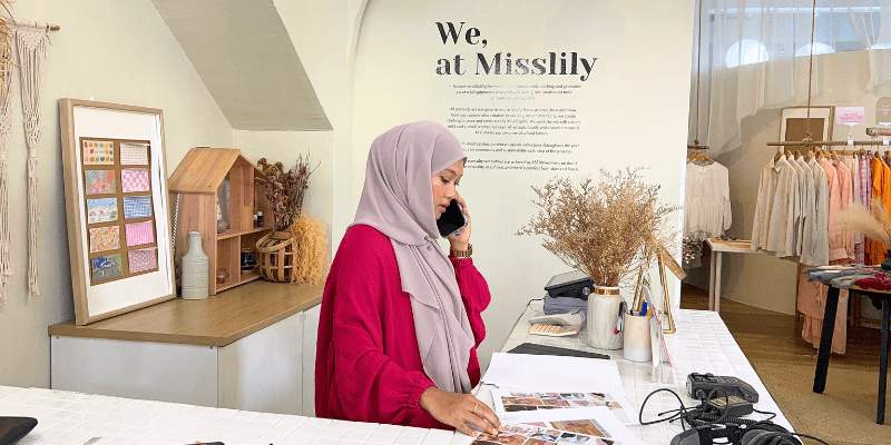 Lily Rahman, founder Misslilyshop, di kaunter butik Muslimahnya, yang terdapat POS StoreHub.