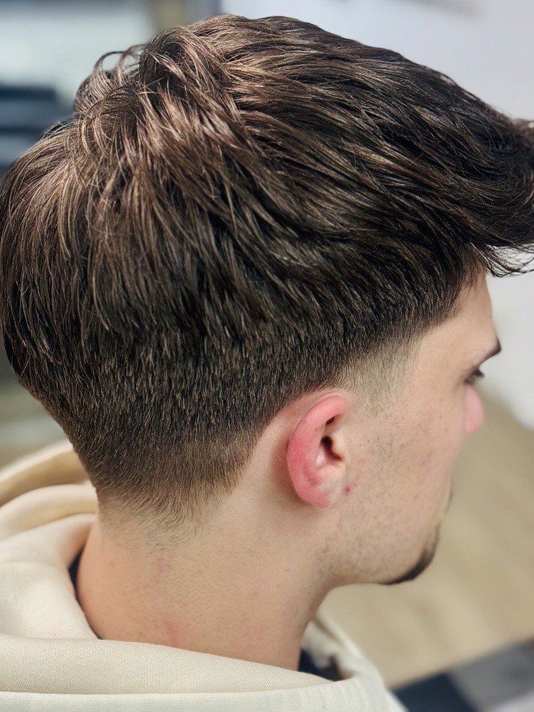Moderner Fade mit sauberen Konturen