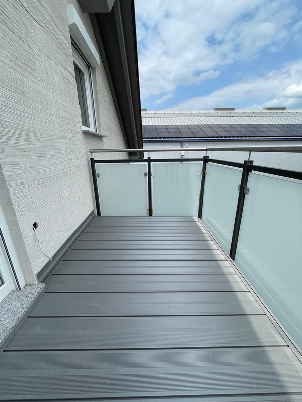 Balkongeländer mit Milchglasscheiben.