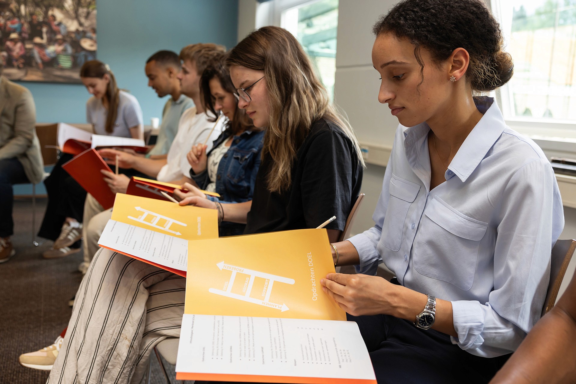 Deelnemers met het boekje De Ladder