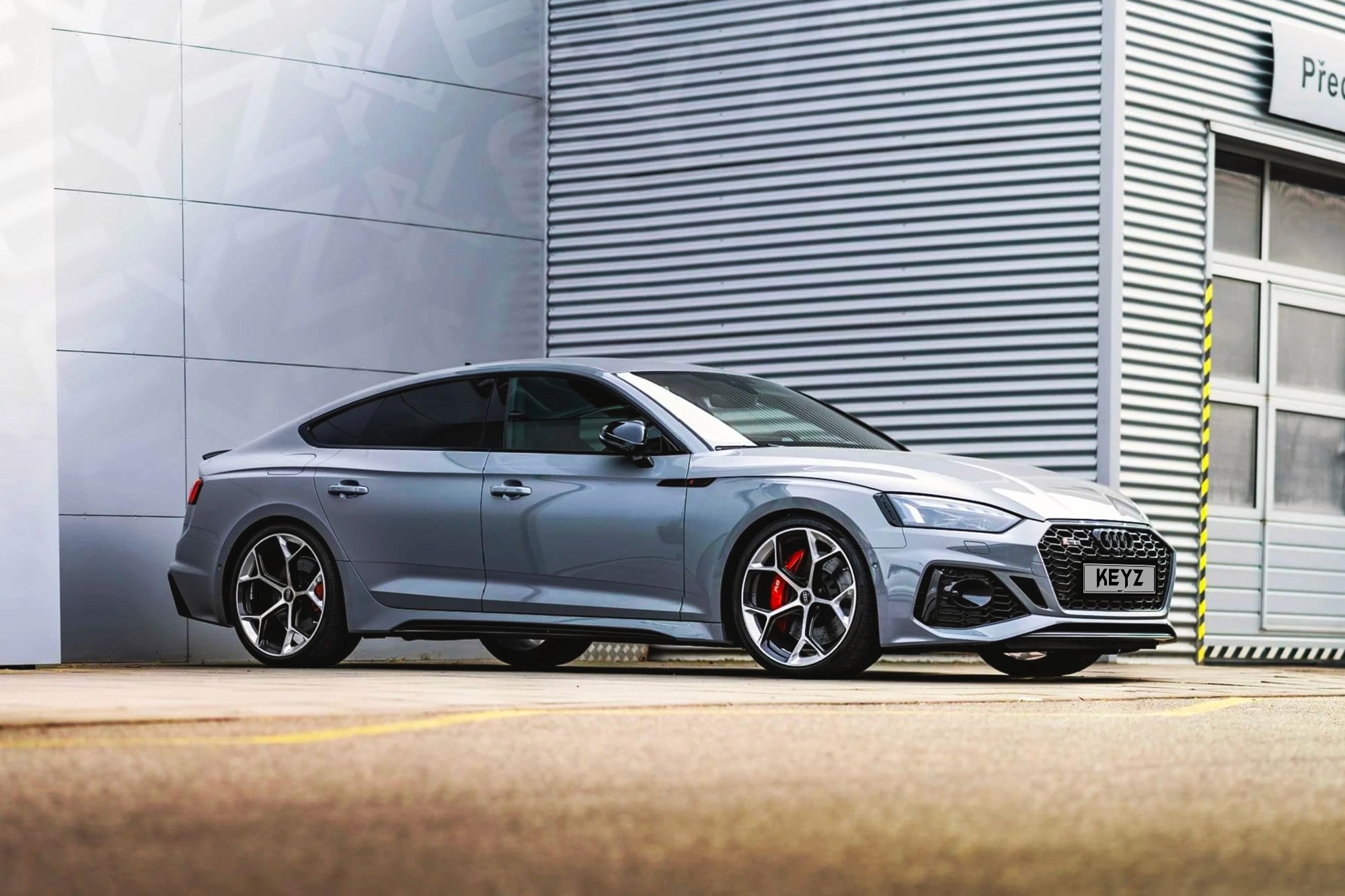 Vue extérieure arrière Audi RS5 Gris – Location Sportive à Dubaï | Keyz Rent
