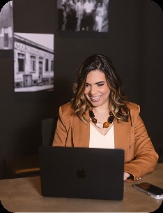 Angelina mexendo no computador