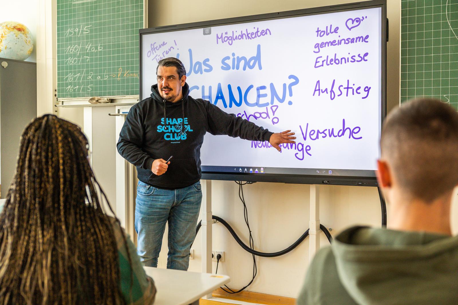 Zwei Jungs die Spaß haben