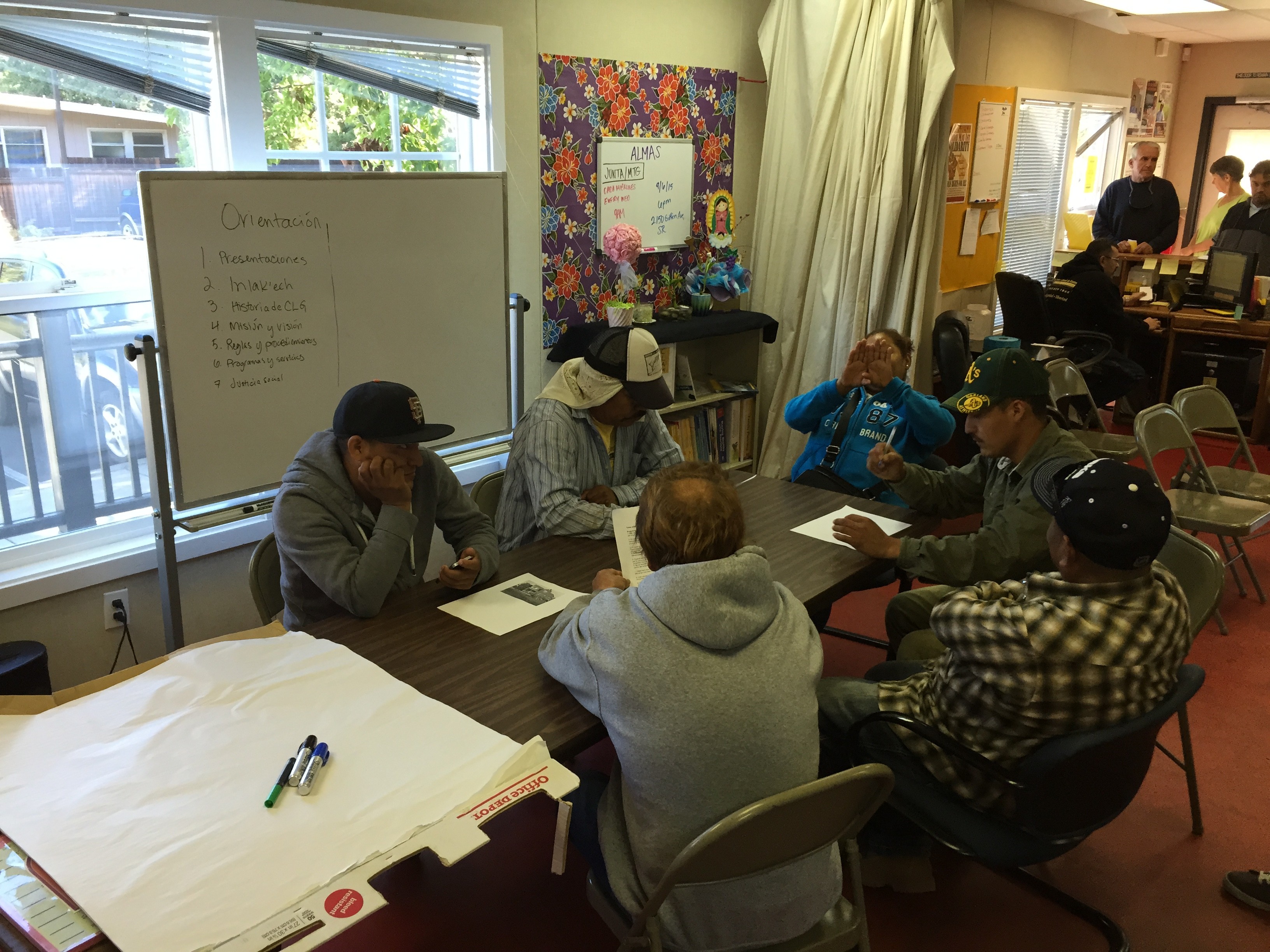 fotografía de enfoque selectivo de una niña bebiendo agua