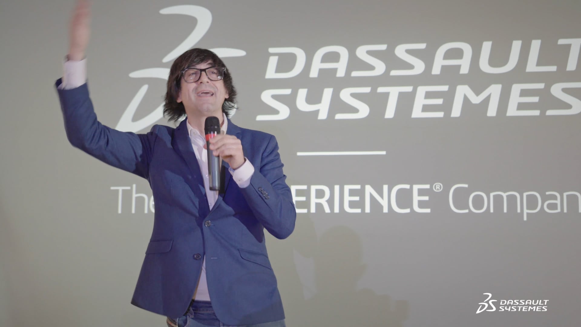 Portfolio Thankium: Logo de Dassault Systèmes sobre fondo oscuro con diseño 3D y botón de play.