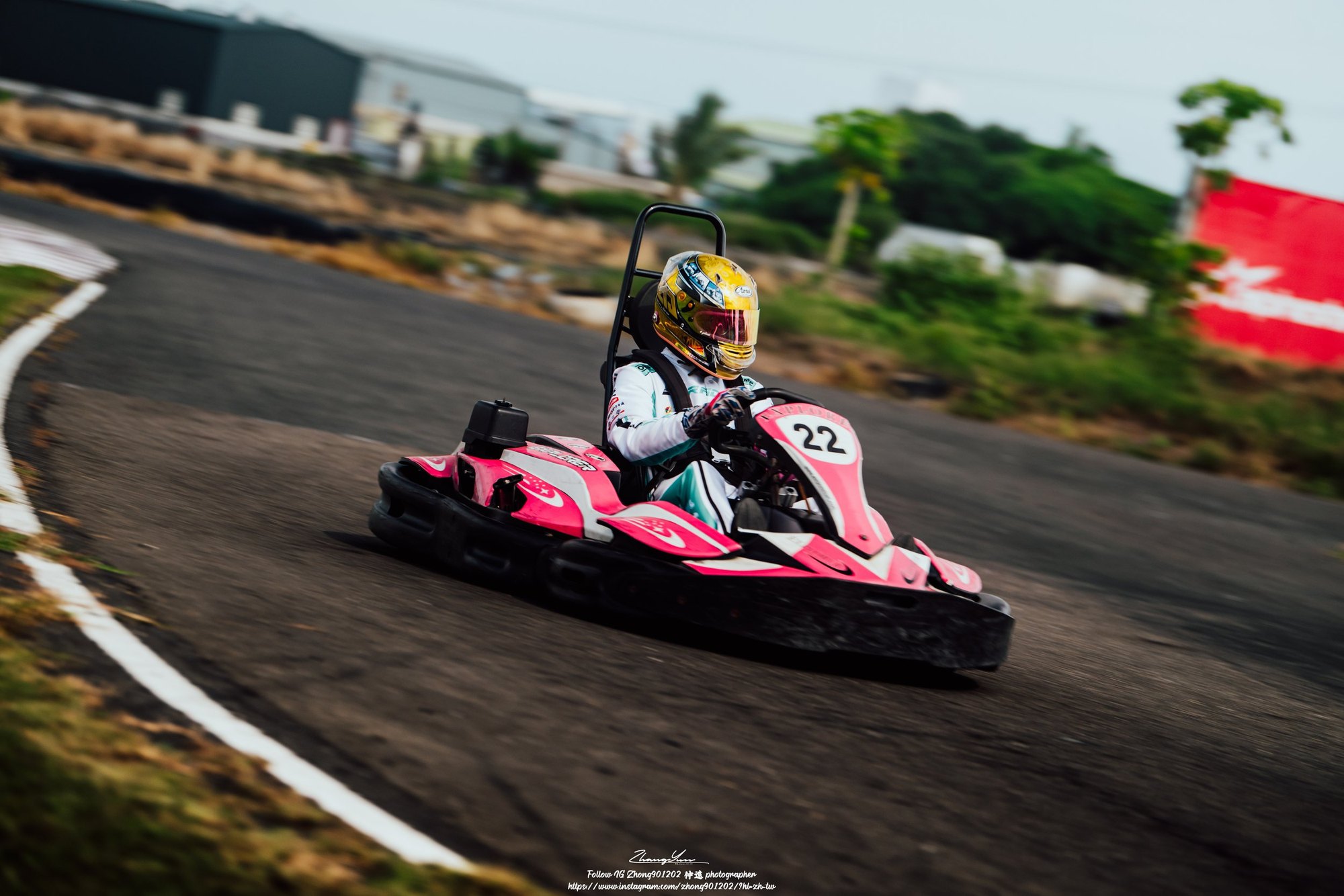 K1 卡丁車粉紅色 22 號車過彎