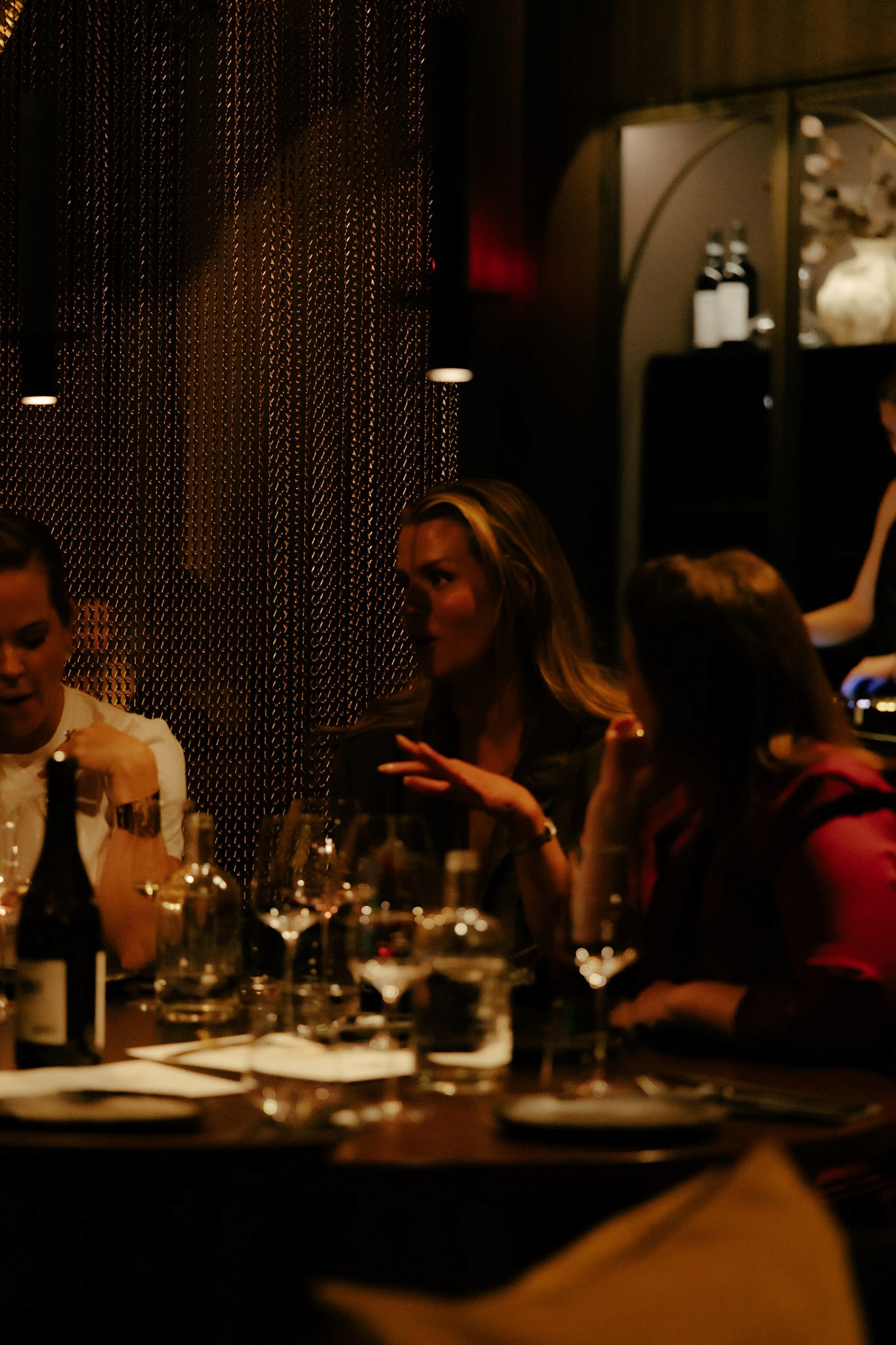 Kvinne i samtale under YAMI Supper Club i Trondheim på Glød Asian Fusion