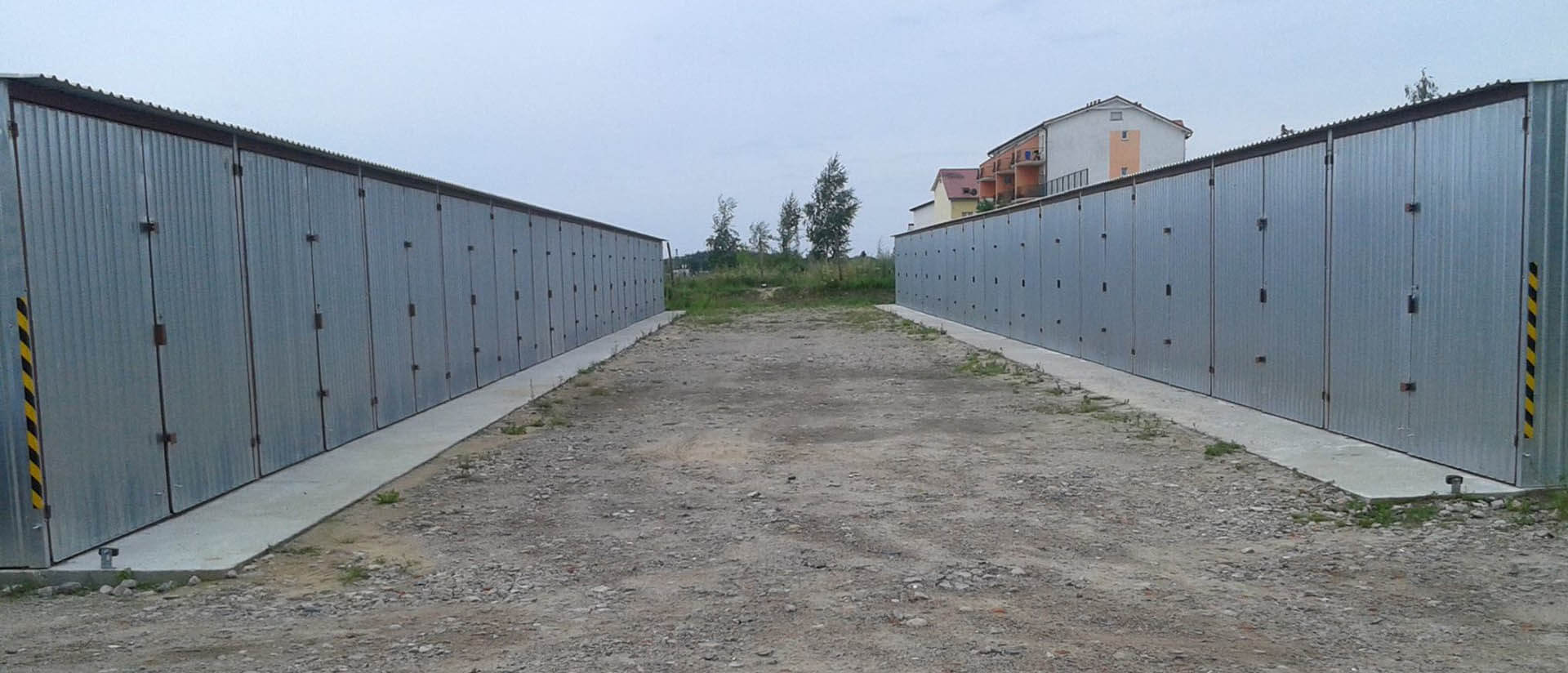 Teren z rzędami garaży omówiony w artykule o zarabianiu na garażach