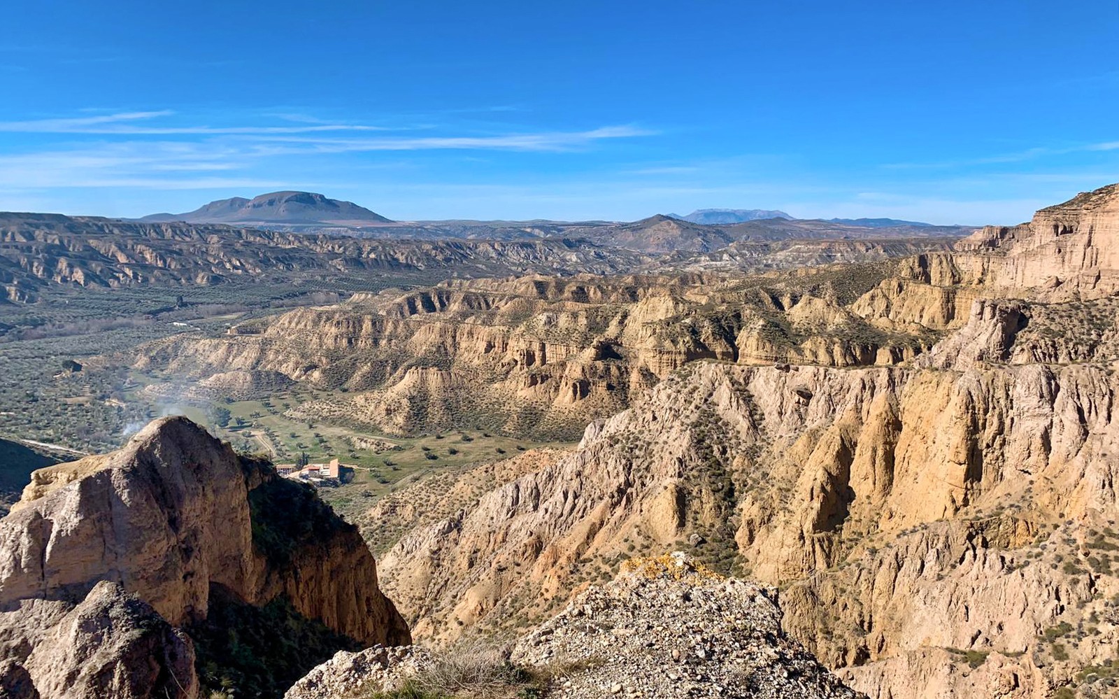 格拉纳达地质公园沙漠景观，拥有崎岖的悬崖和遥远的山脉。