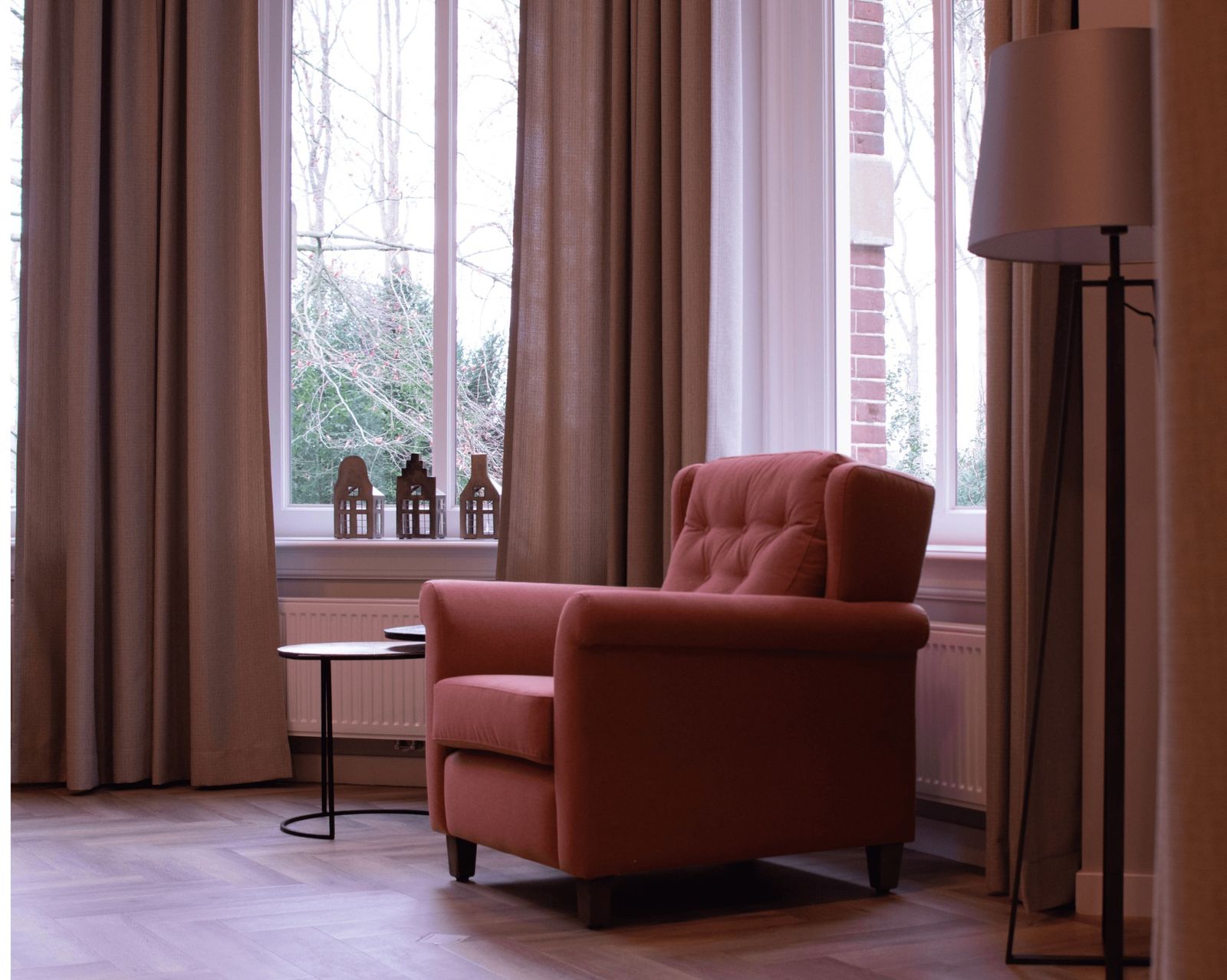 woonkamer met fauteuil warm terracotta ouderenzorg 