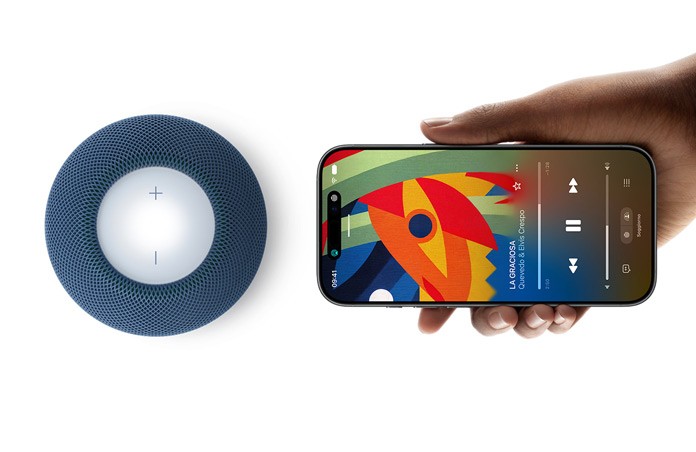 iPhone avvicinato a un HomePod mini 2 blu per Handoff