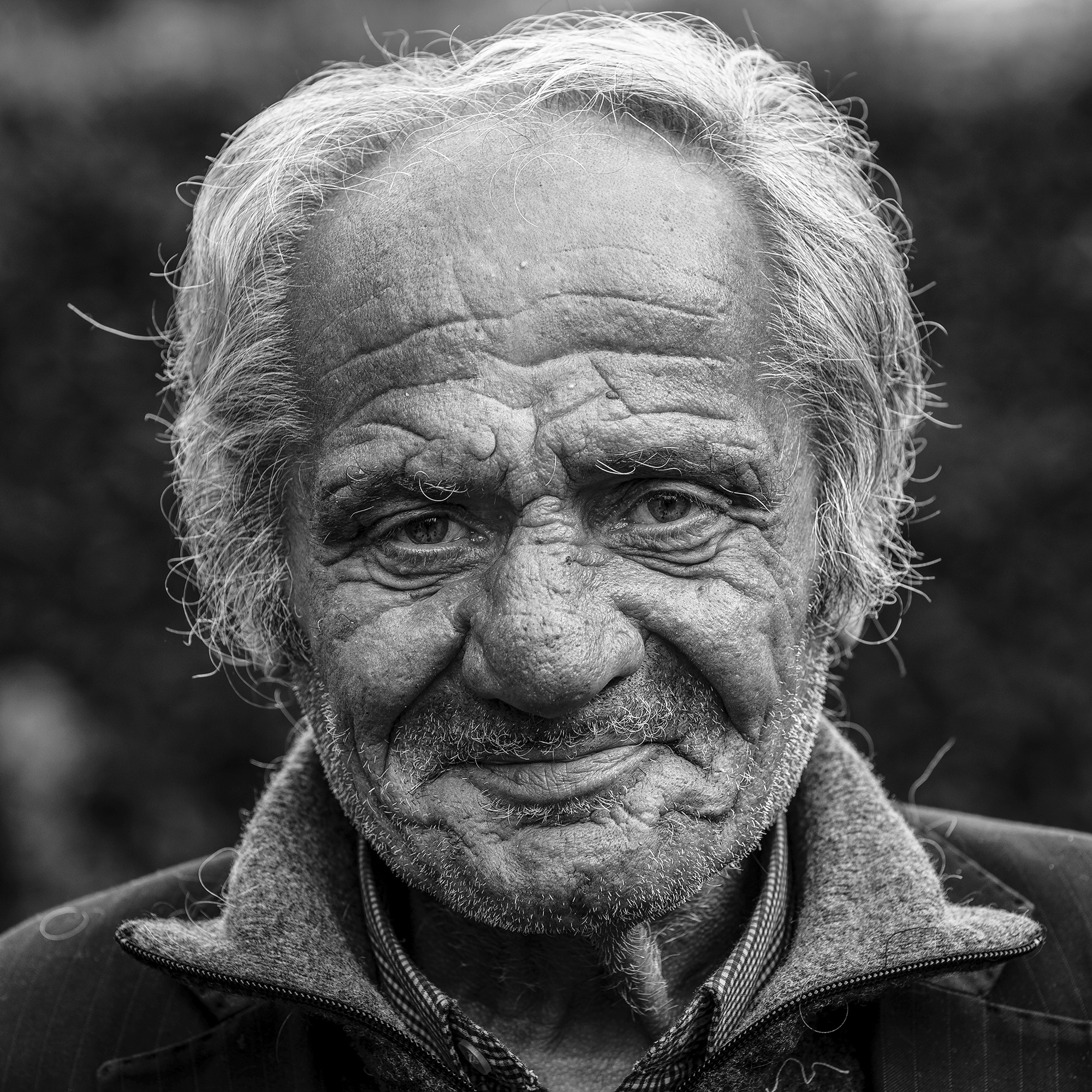 Frederic Bourcier, photographe documentaire, réalise des portraits d’un sans domicile fixe qui vient régulièrement lui rendre visite à son atelier. A travers ces photos, on peut voir les saisons , son humeur et surtout son état de fatigue.