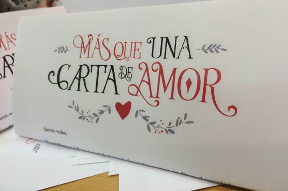 Tarjeta con mensaje "Más que una carta de amor" en diseño decorativo.