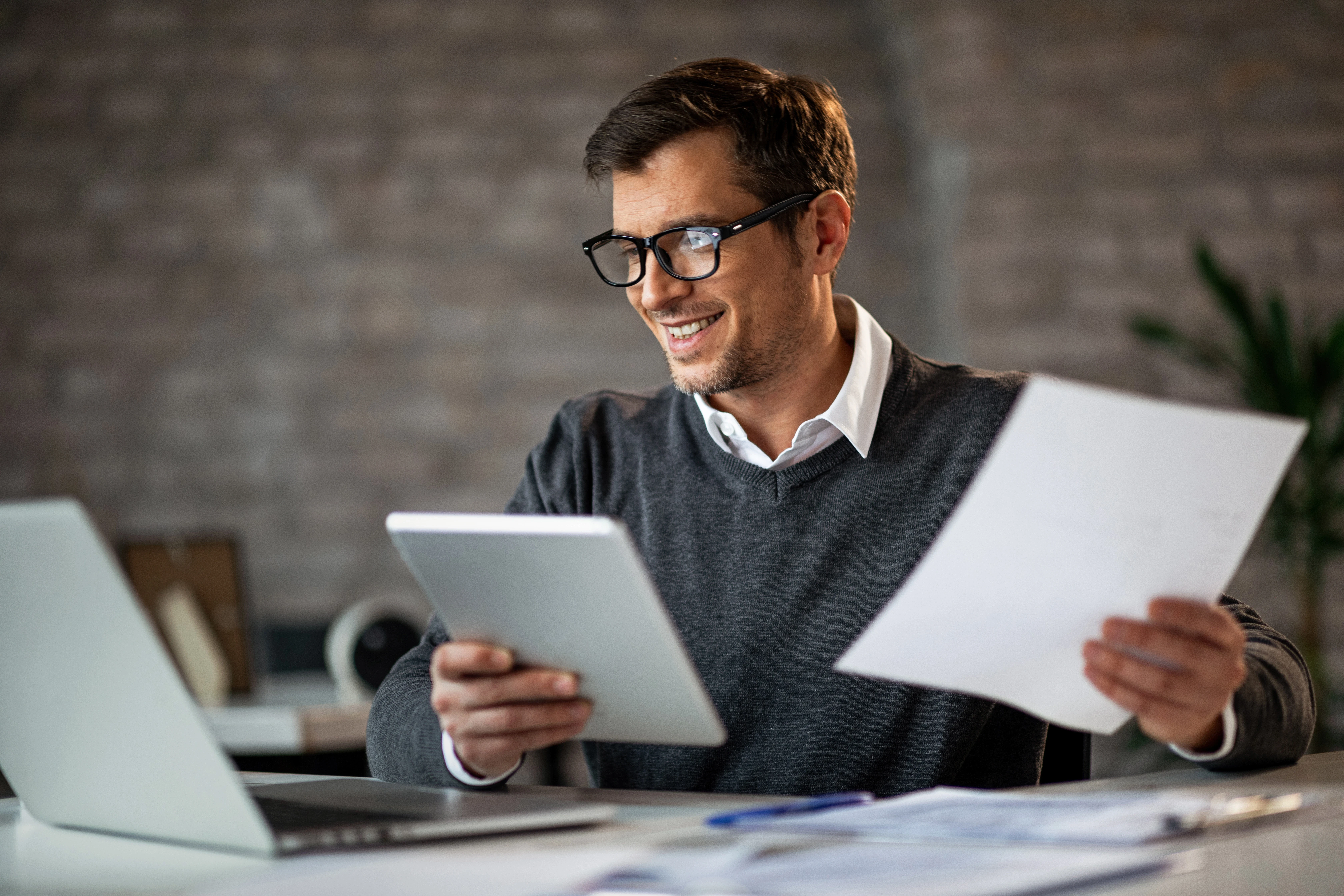 Handwerker wählt Software aus