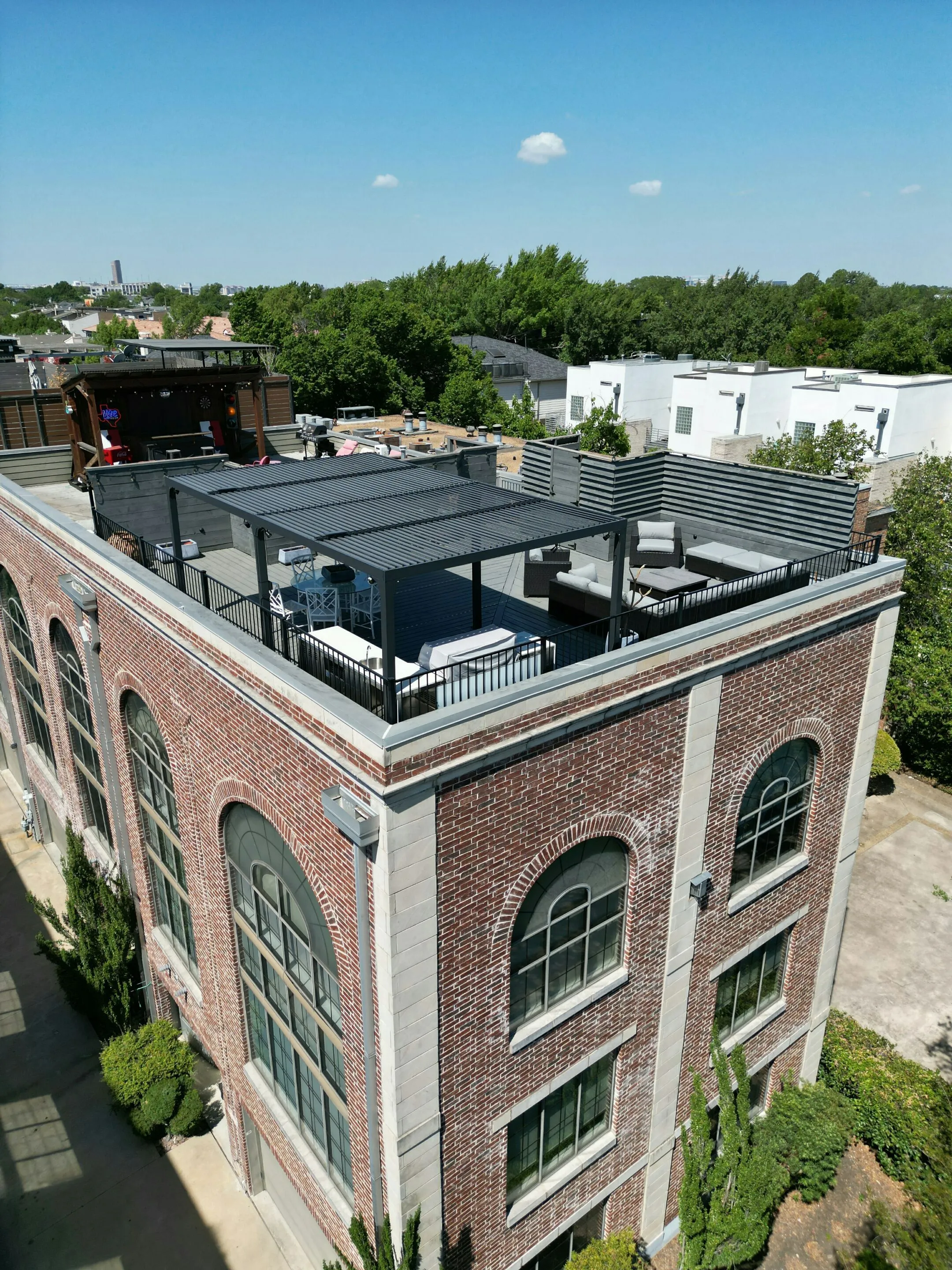 Flat roof deck with custom seating and covered outdoor kitchen in Oak Lawn Dallas townhome project