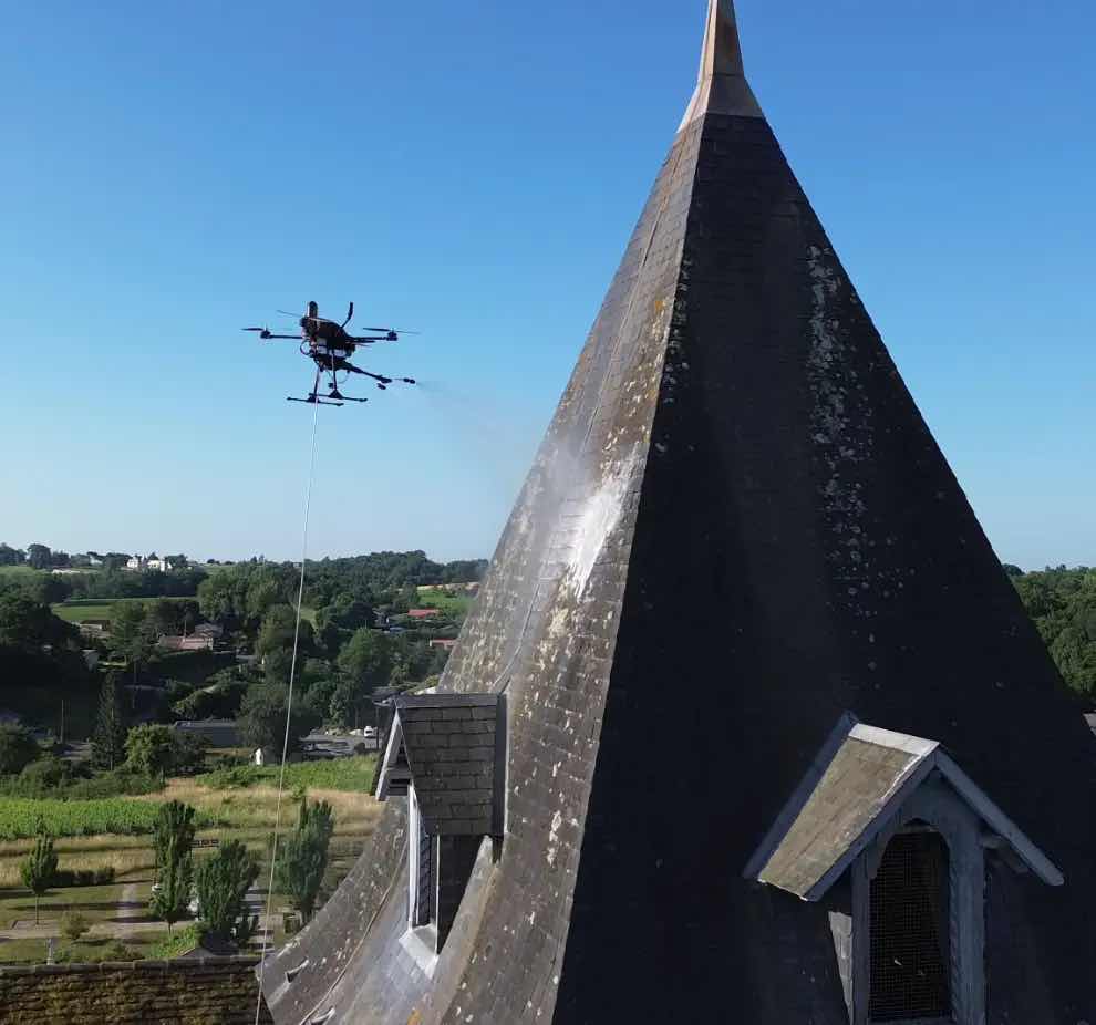 nettoyage toiture d'eglise par drone