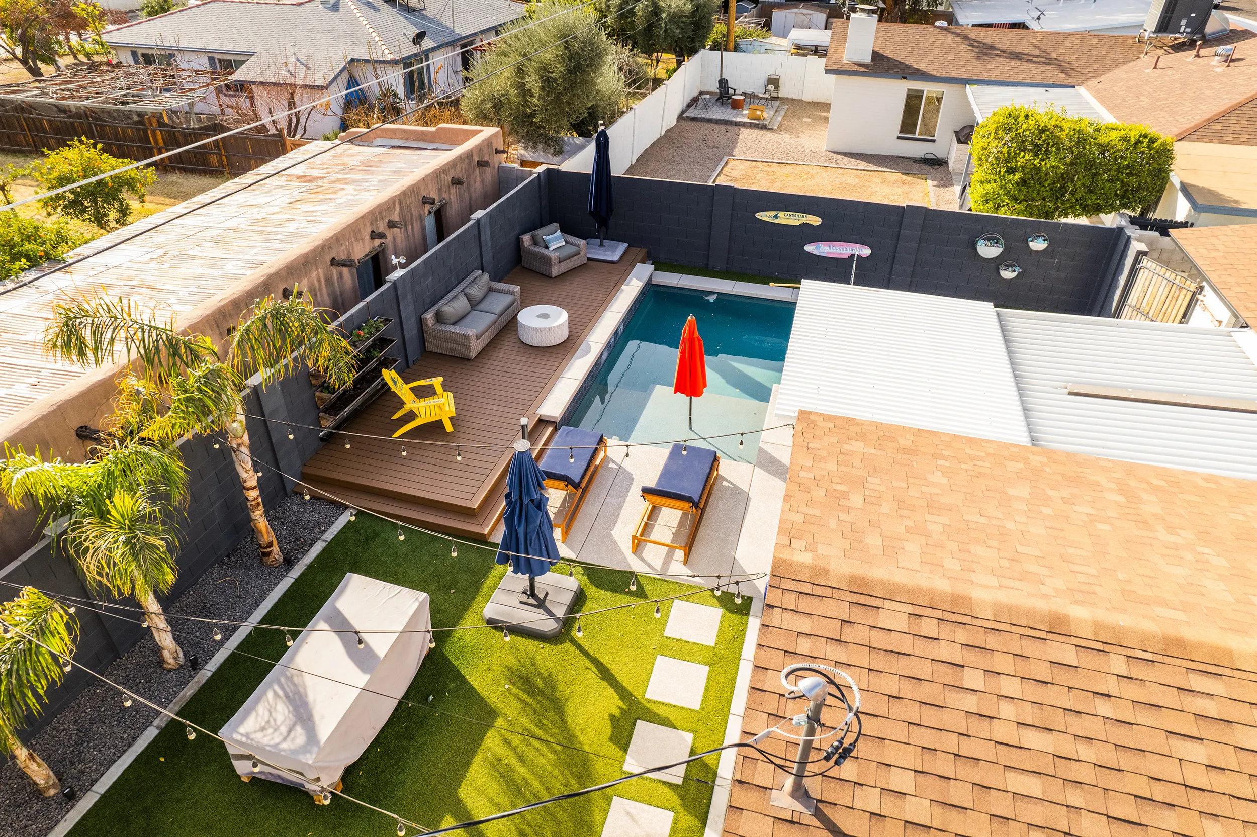 HBC Desks – A Contemporary Poolside Sanctuary with Trex Transcend Lineage decking