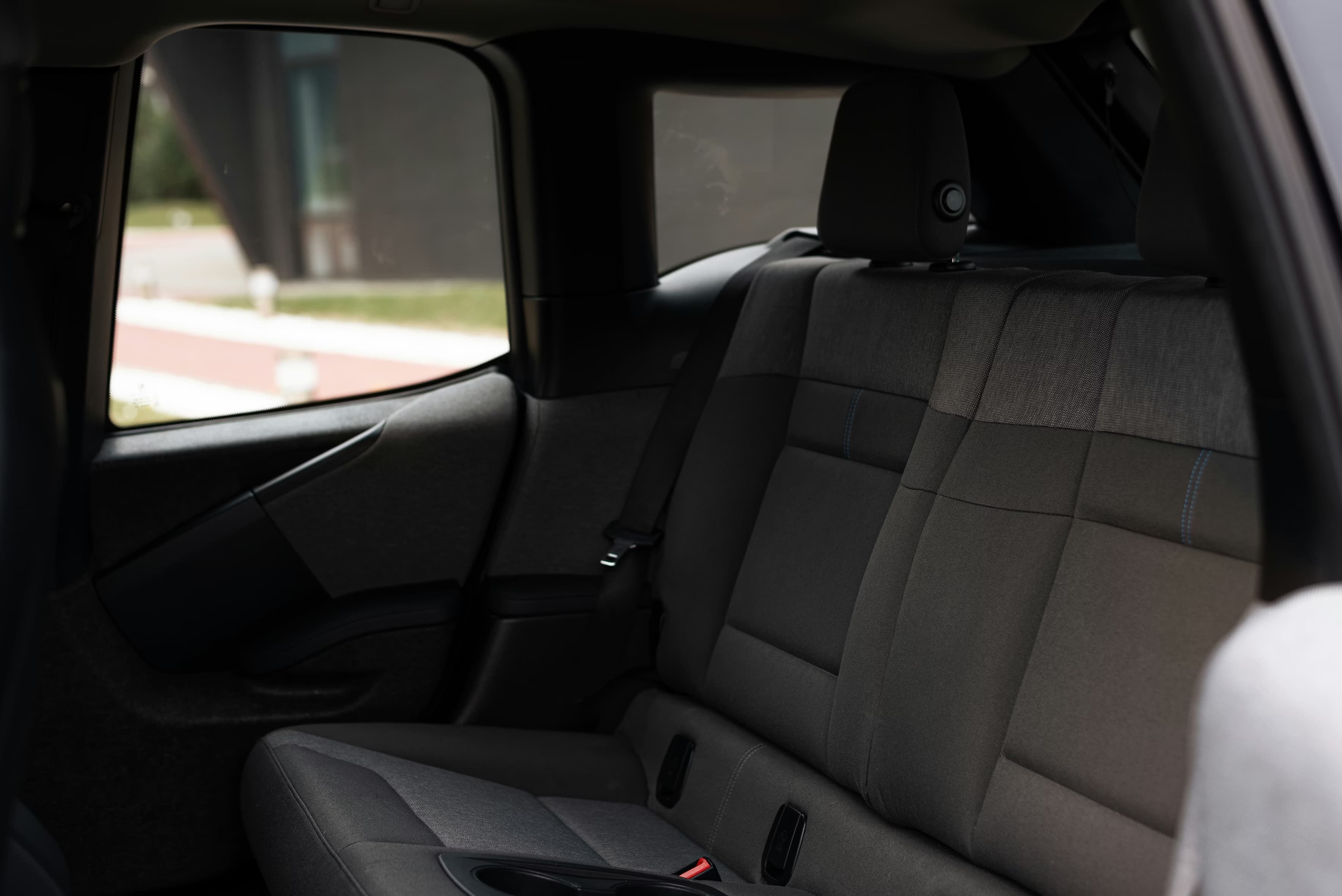 Sièges arrière en tissu d’une voiture en vue intérieure