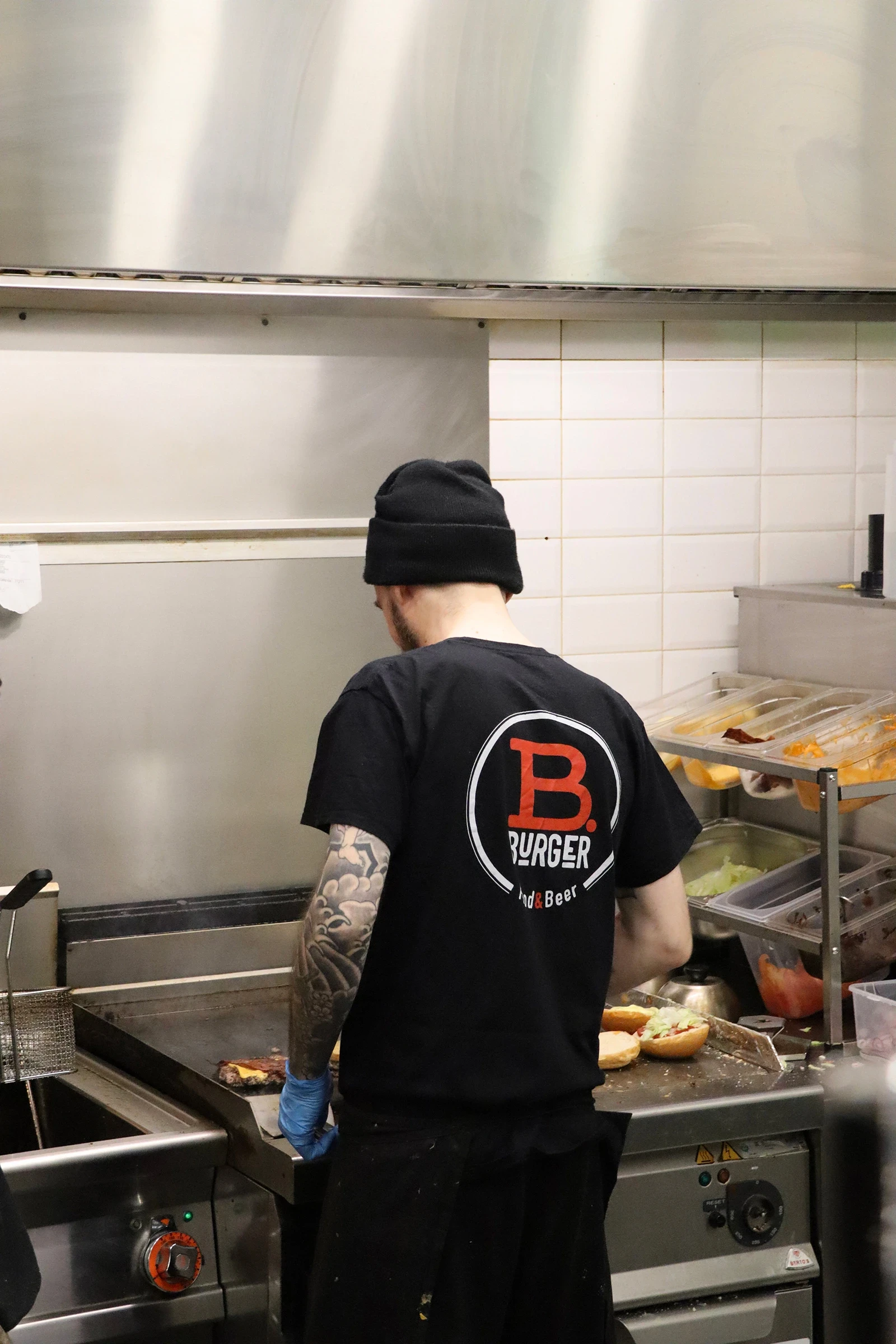 Immagine per e-commerce IGI AMA creata da Aura Studio di Genova: fotografia pulita e post-produzione precisa per mostrare lo stile giovane e indie del brand.