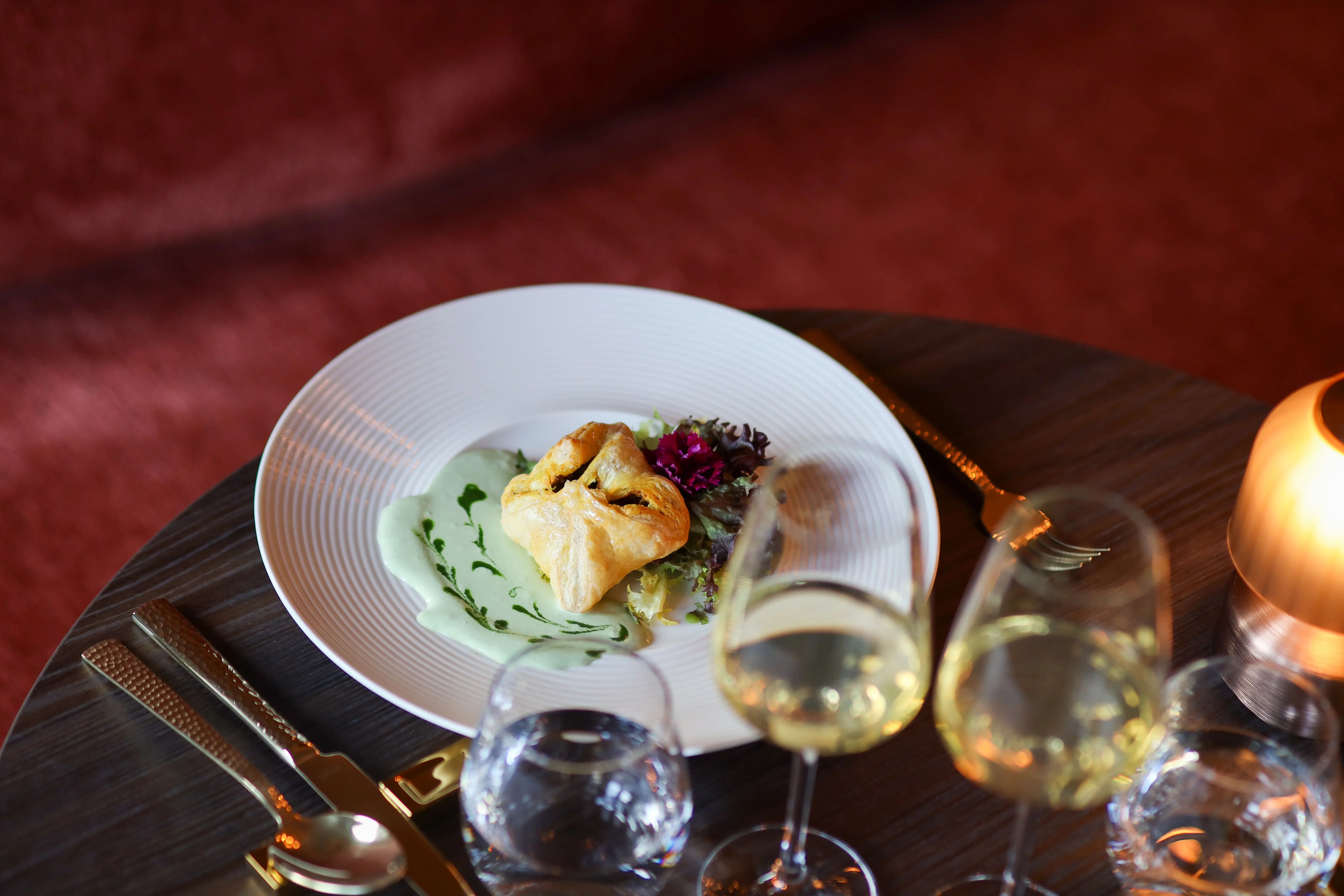 Tafel met bladerdeeg gerecht