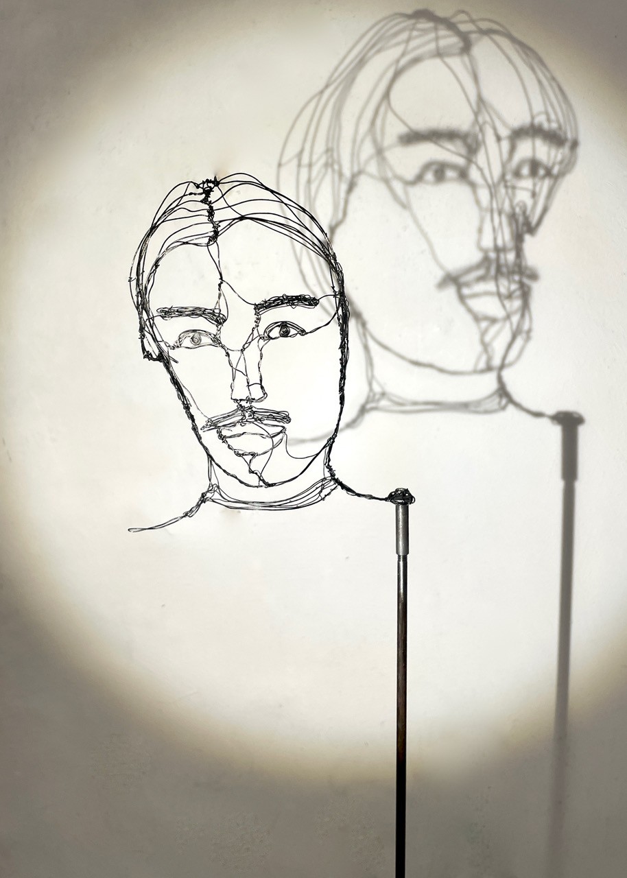 Sculpture en fil de fer représentant le visage d'un homme, vue détaillée de face