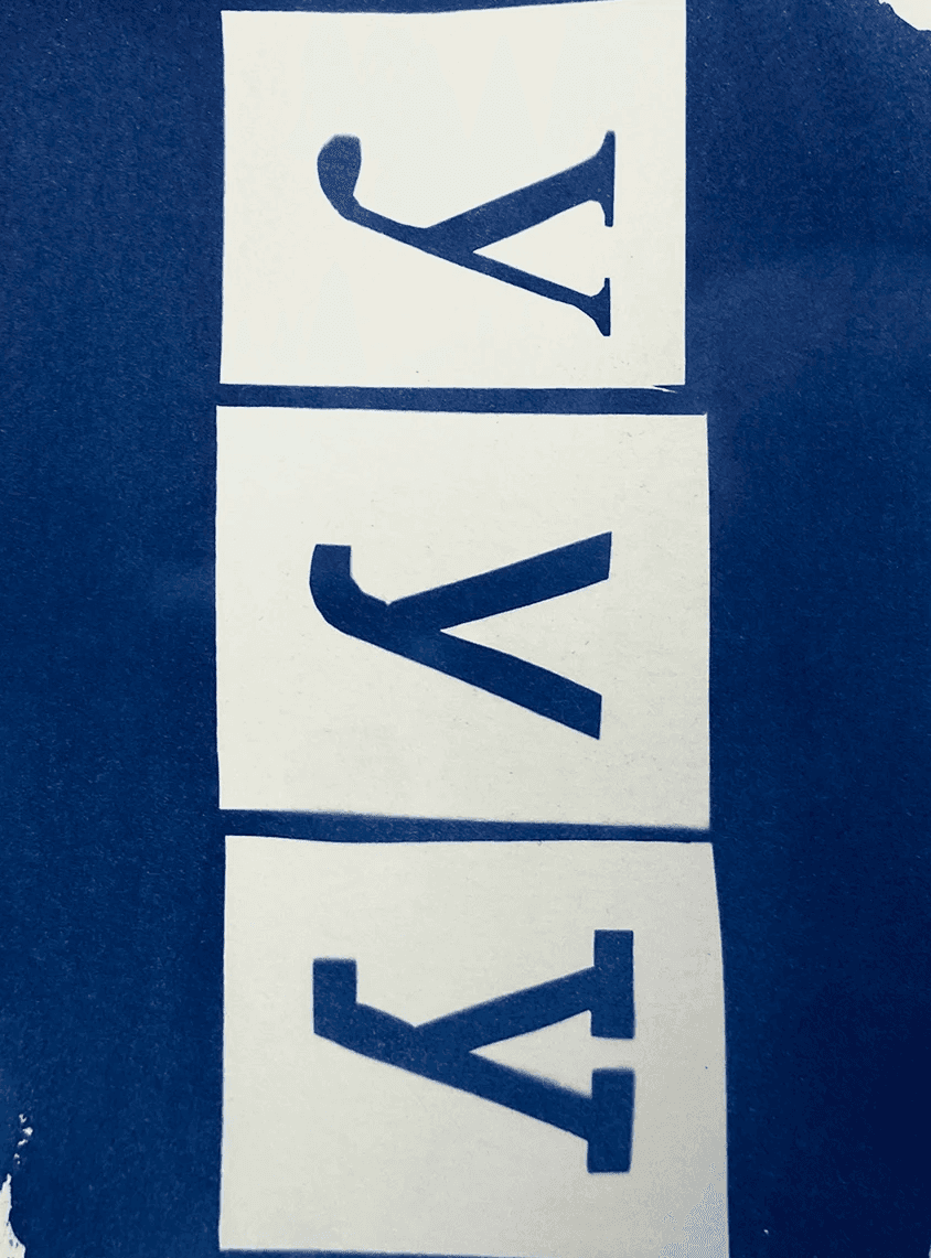 : Blaudruck-Design mit Times New Roman Buchstaben: Spiel mit Positiv- und Negativformen in der analogen Fotografie.