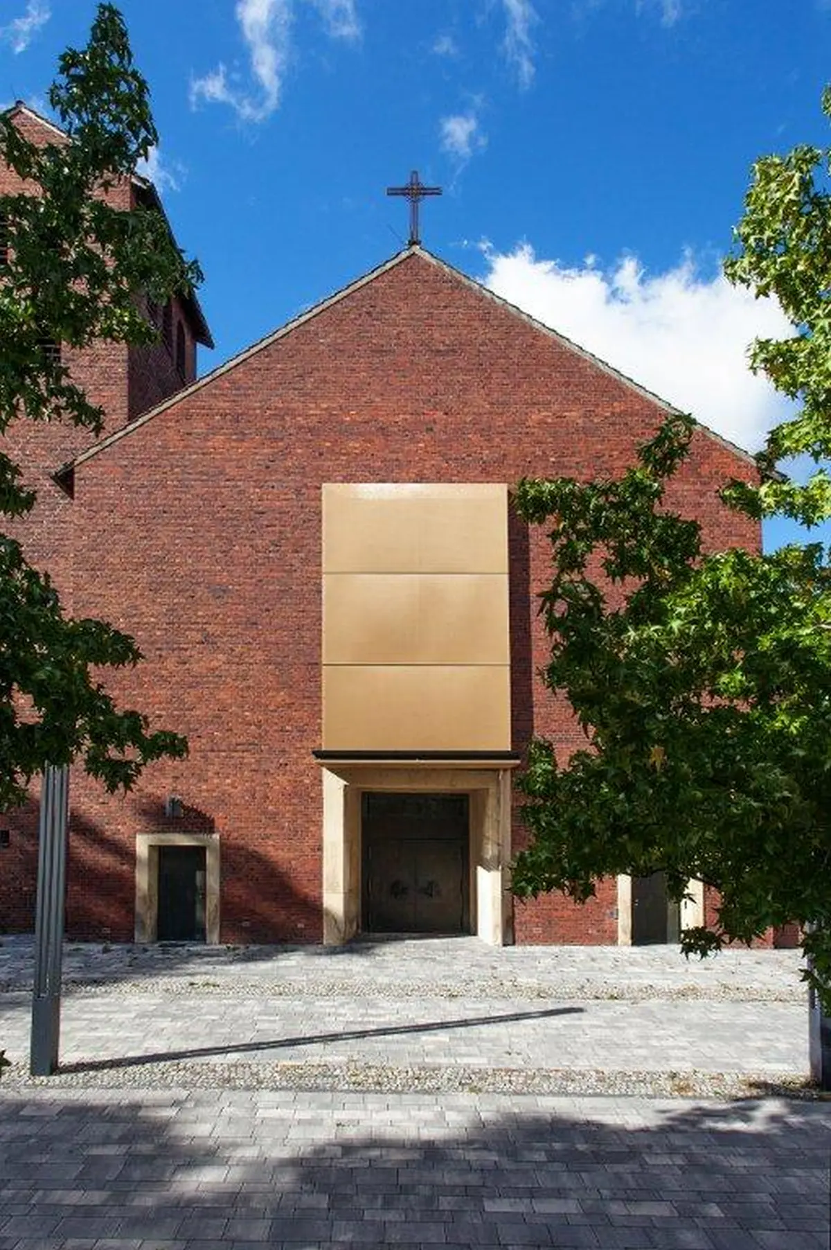 Isometrische Zeichnung eines Bauprojekts mit mehreren Gebäuden und markierten Strukturen in Rot