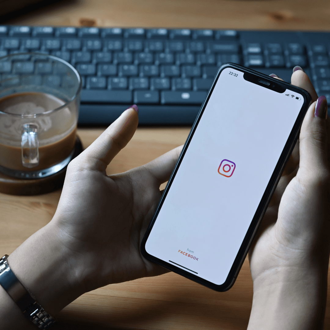 Person starting to design seamless Instagram carousel.