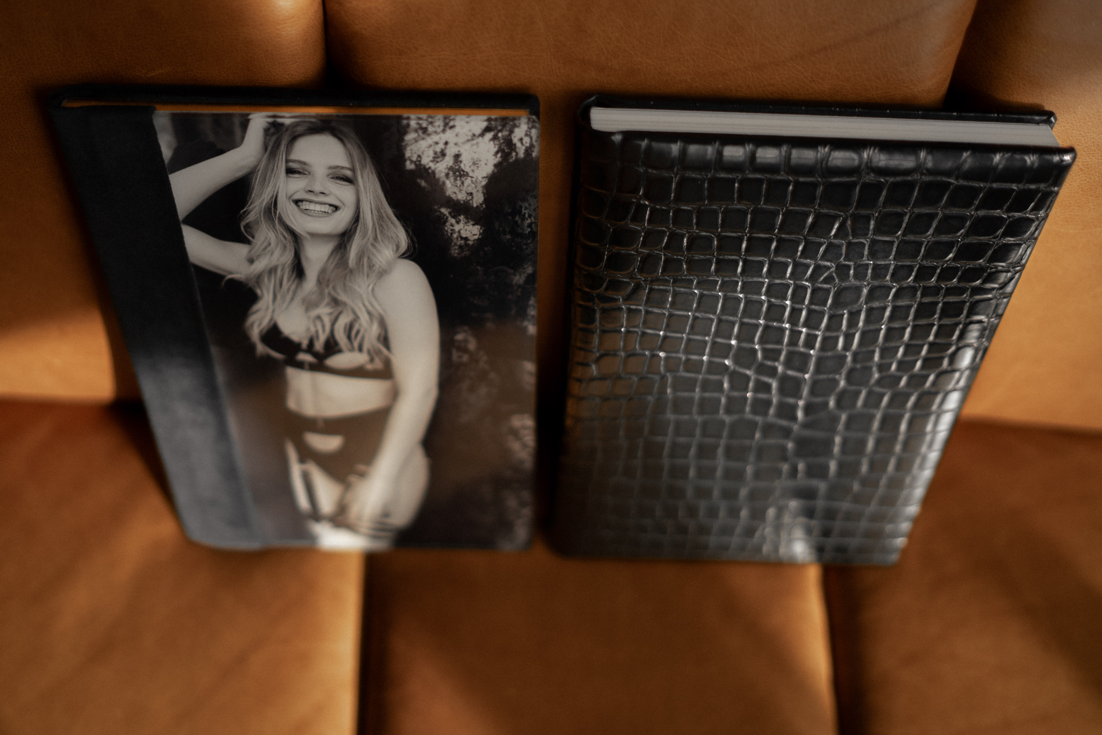 Luxury boudoir photo album by photographer Ramona, Solothurn, Switzerland.