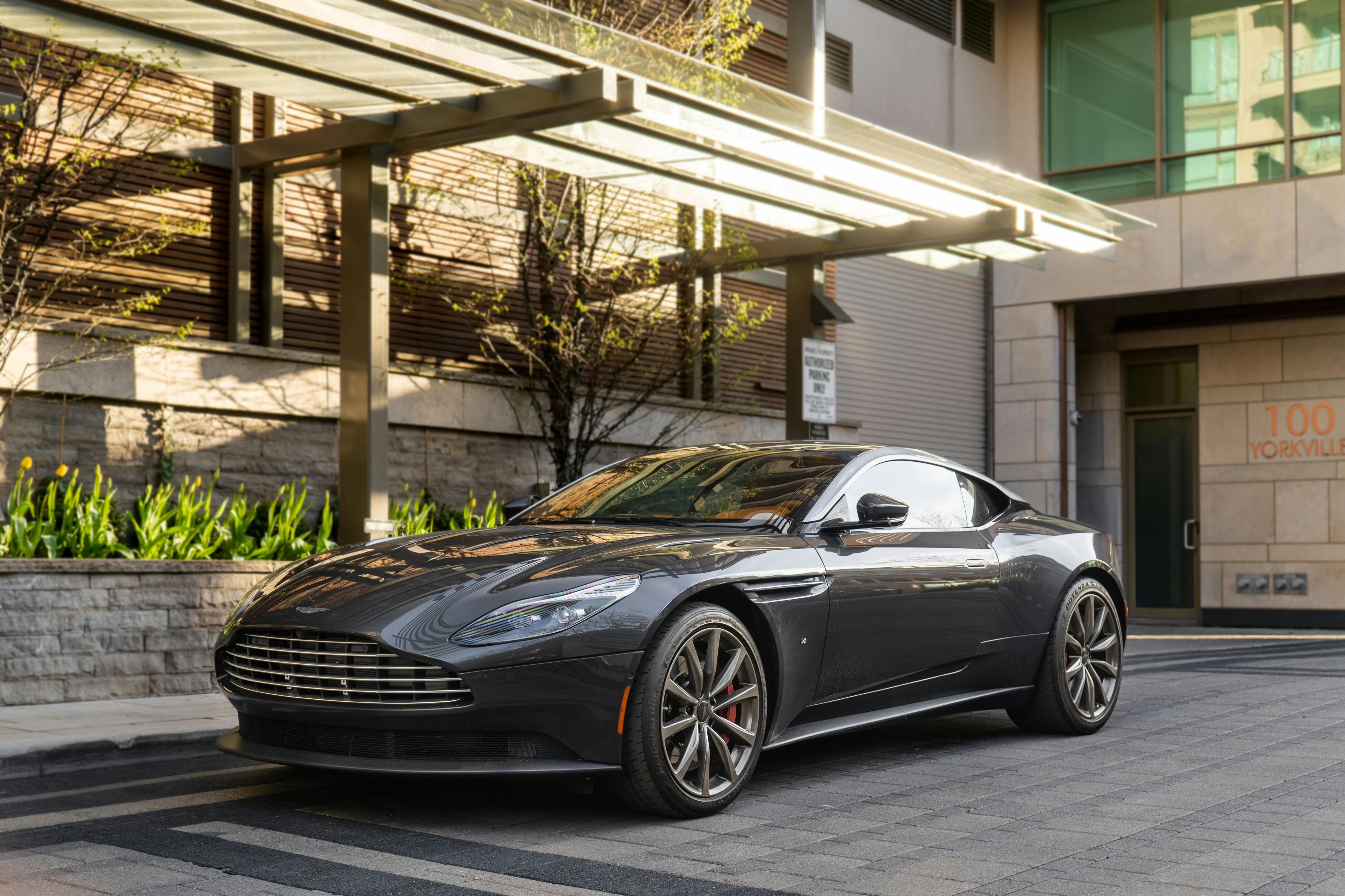 L’Aston Martin DB11, chef-d’œuvre du design britannique, associe puissance et raffinement urbain. Sa silhouette raffinée et ses lignes tendues font d’elle une icône du grand tourisme : élégance, confort et performance à l’état pur.