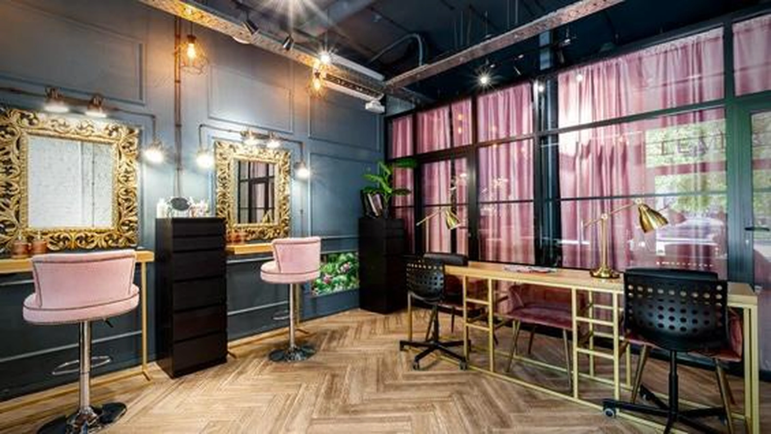 Chambre — placards intégrés à portes lisses.