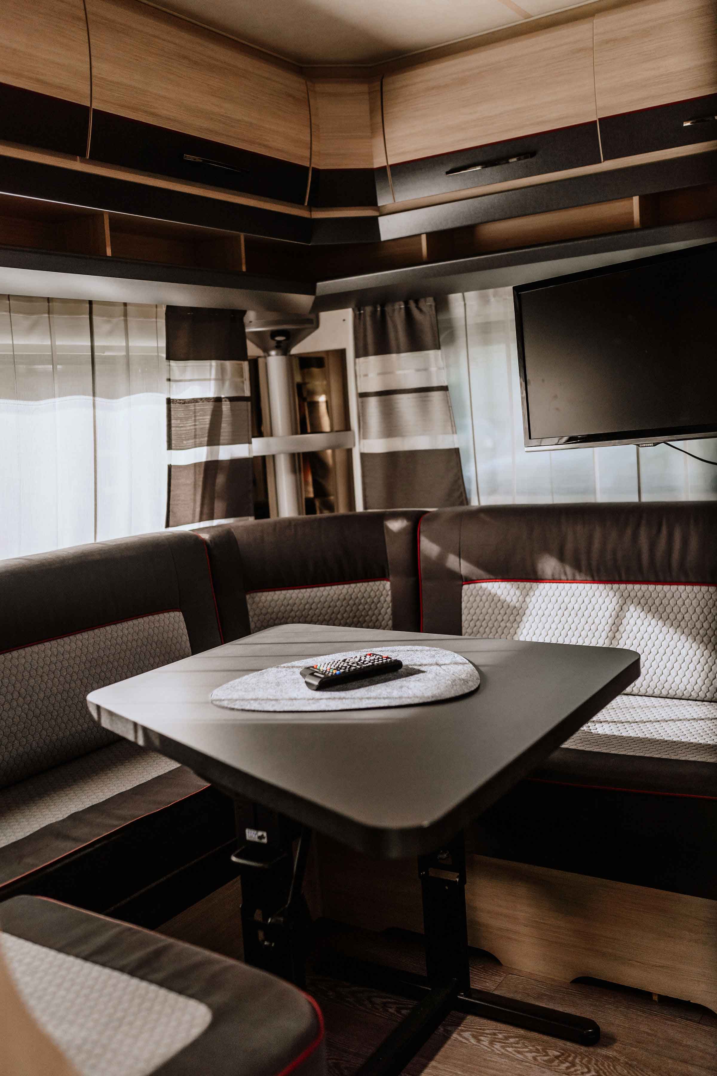 Mietwohnwagen Innenbereich mit Tisch und Bank