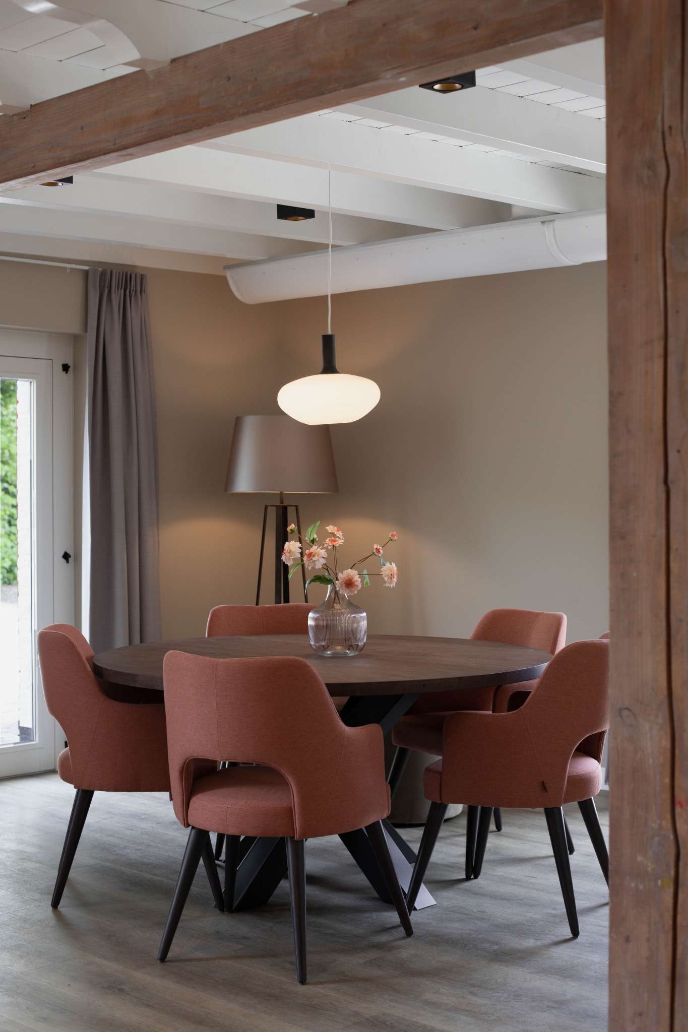 ronde eettafel woonboerderij schaarsbergen