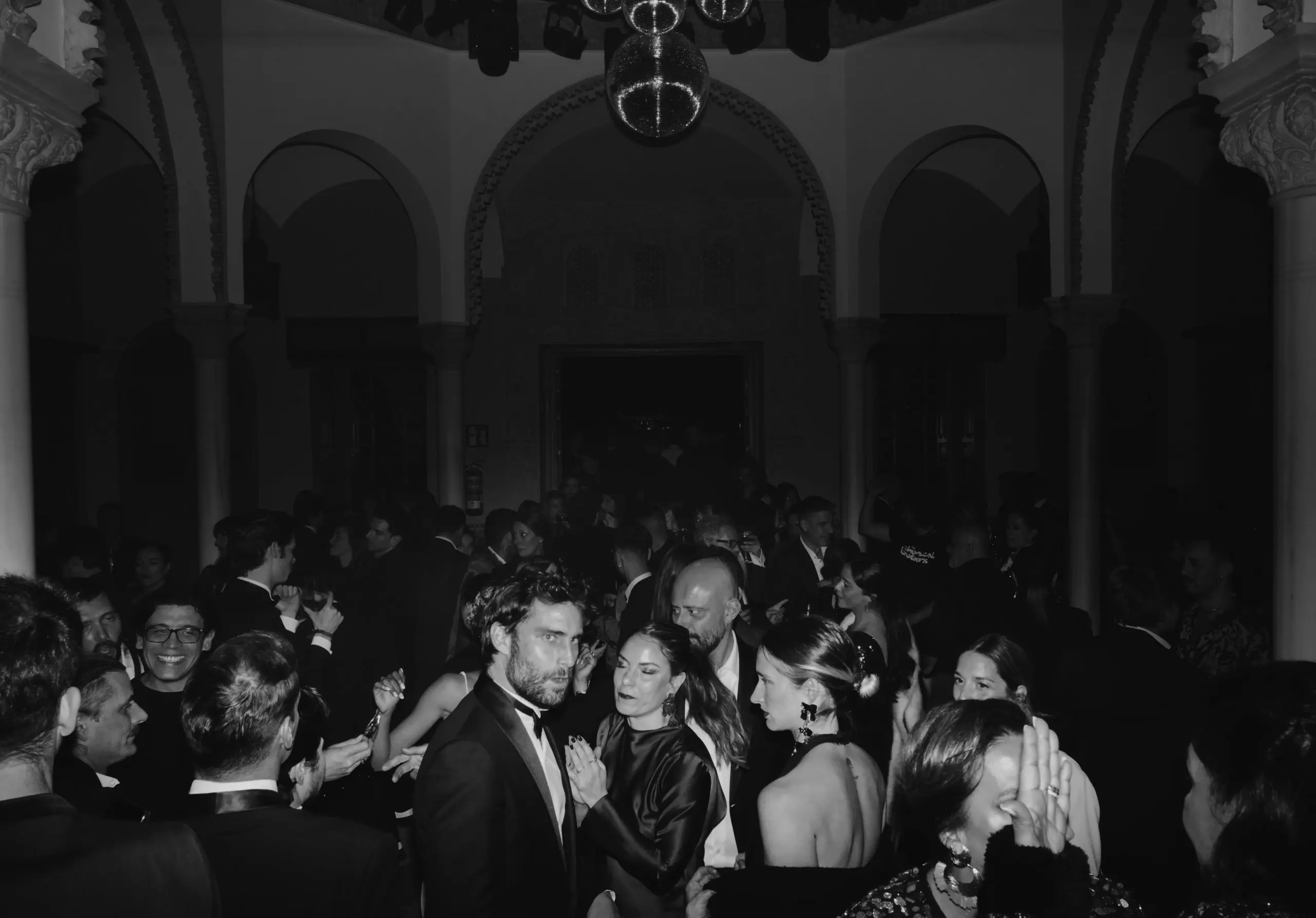Invitados bailando en el evento en blanco y negro