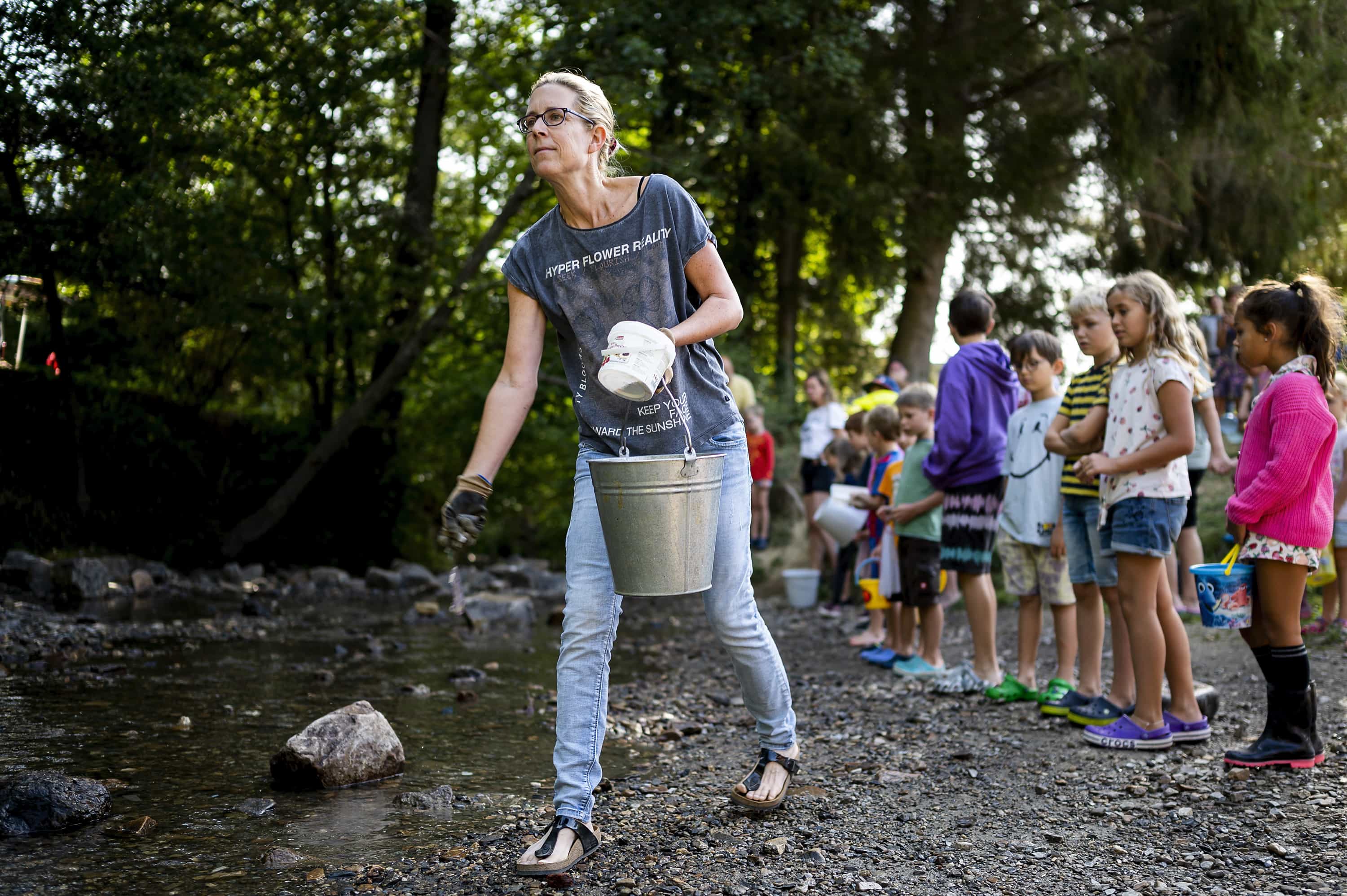 Tanja beim streuen von halb Edelsteinen