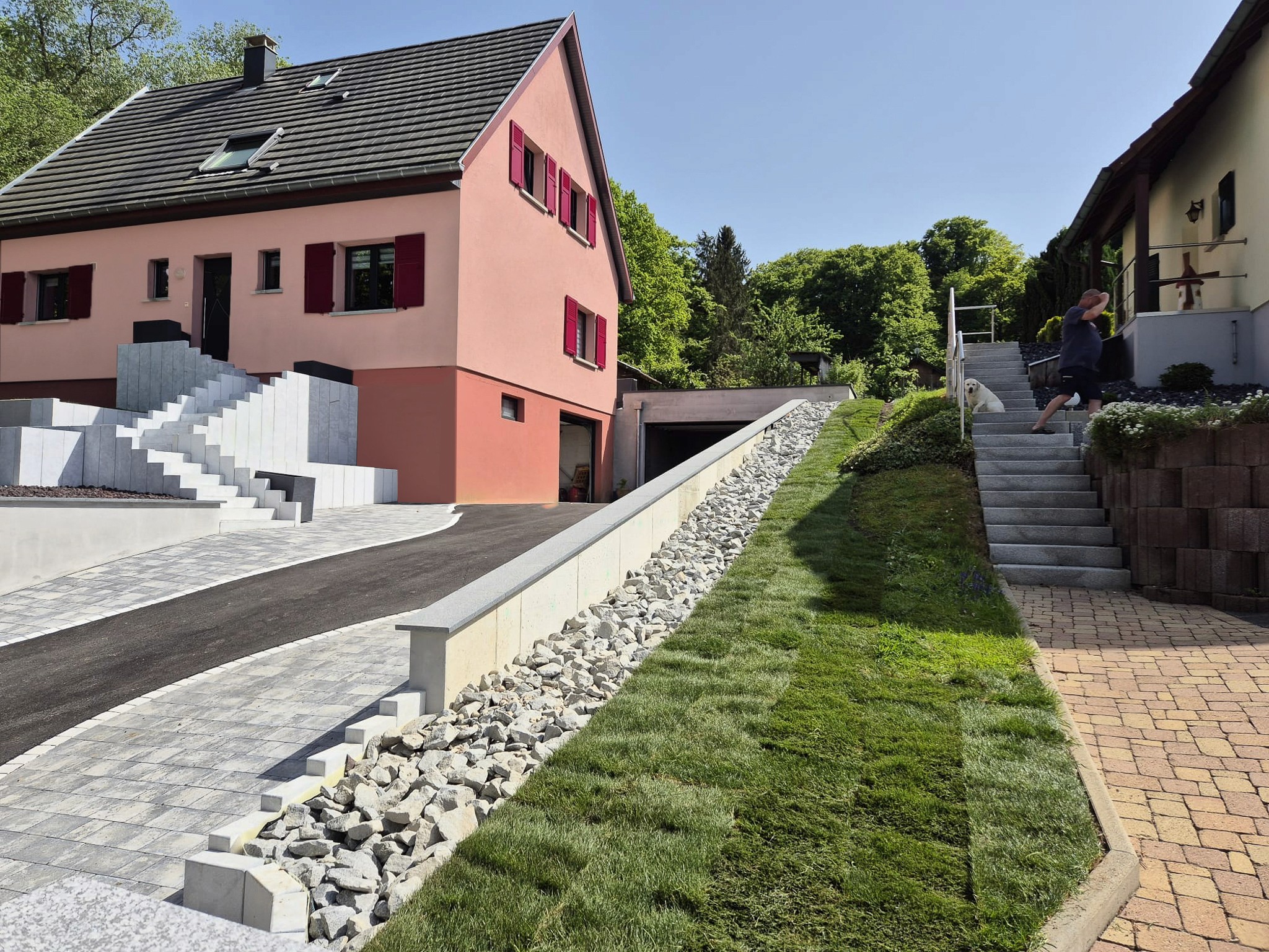 Escalier design en béton blanc à Steinsoultz, création sur-mesure par Acqua Terra