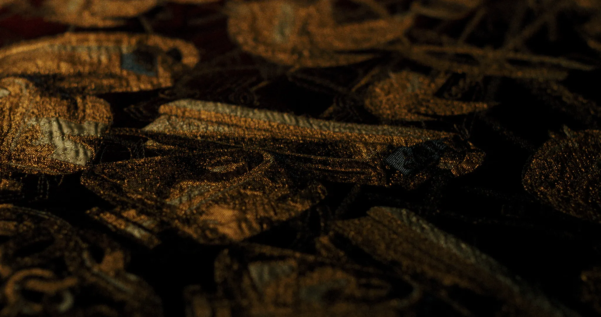 Ai Weiwei About Silk para Rubelli: fotograma principal del video que muestra retrato de Ai Weiwei en un entorno textil sobrio.