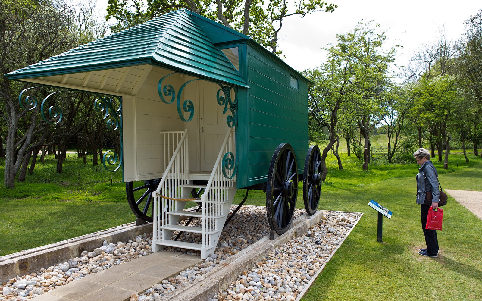 ஒஸ்பர்ன் ஹவுஸ் பள்ளியில் வரலாற்று சேனையைப் பார்க்கின்றனர் மற்றும் தகவல் பலகை வாசிக்கின்றனர்.