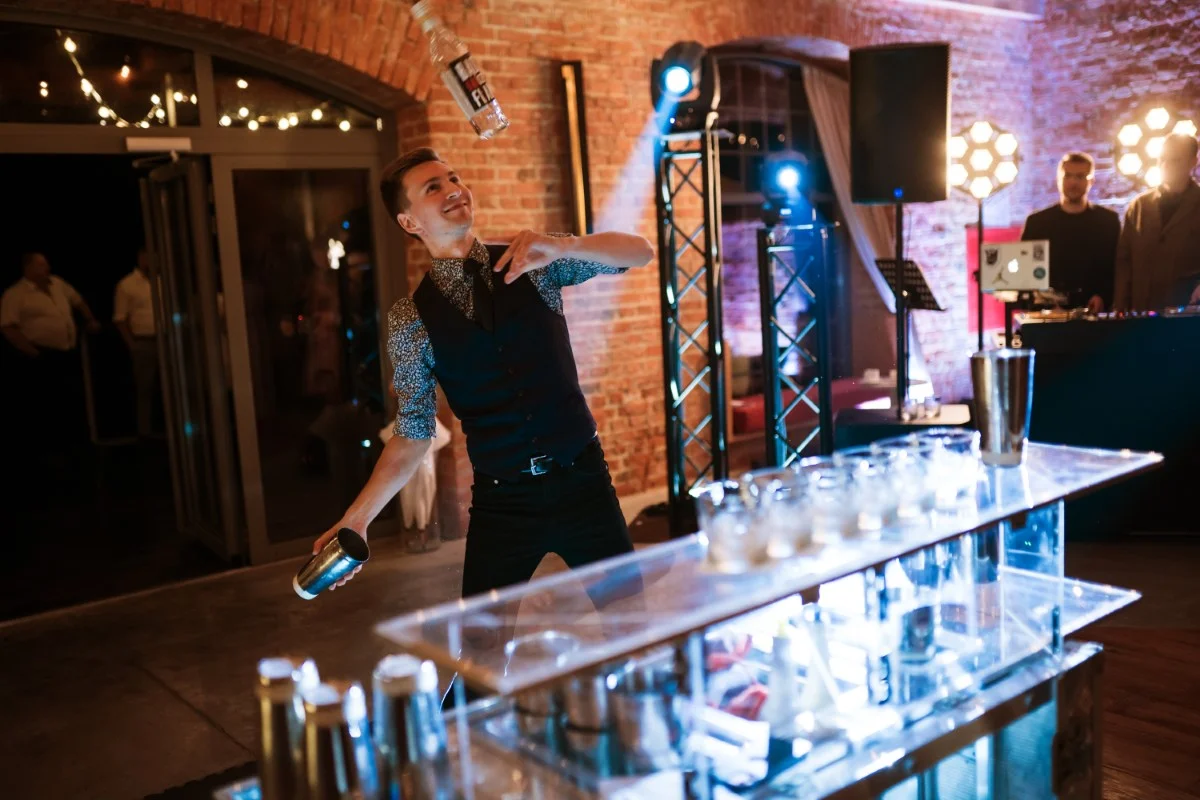 Pokaz barmański jako wyjątkowa atrakcja na weselu z mobilnym barem.