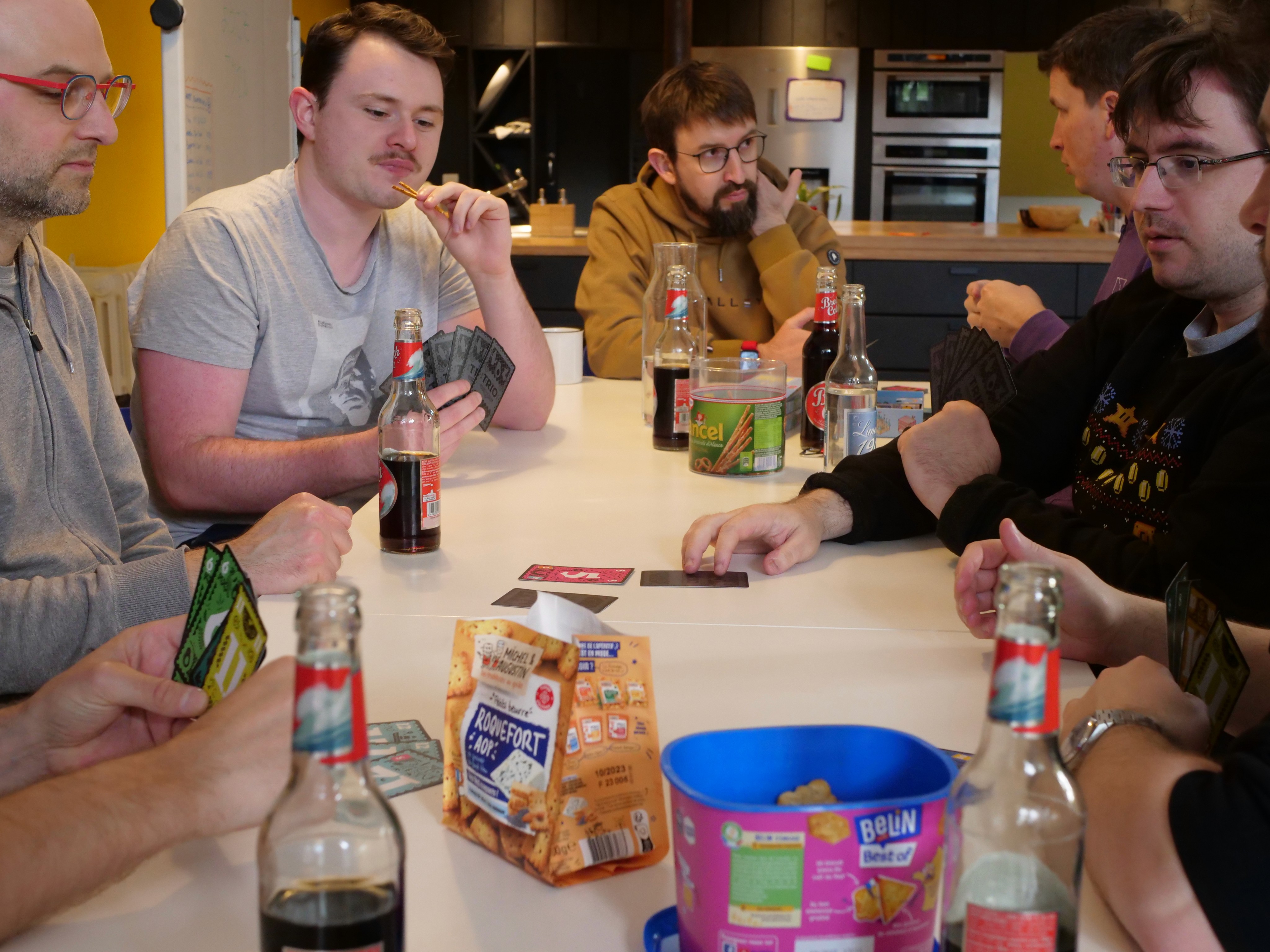 groupe en train de jouer à des jeux de société