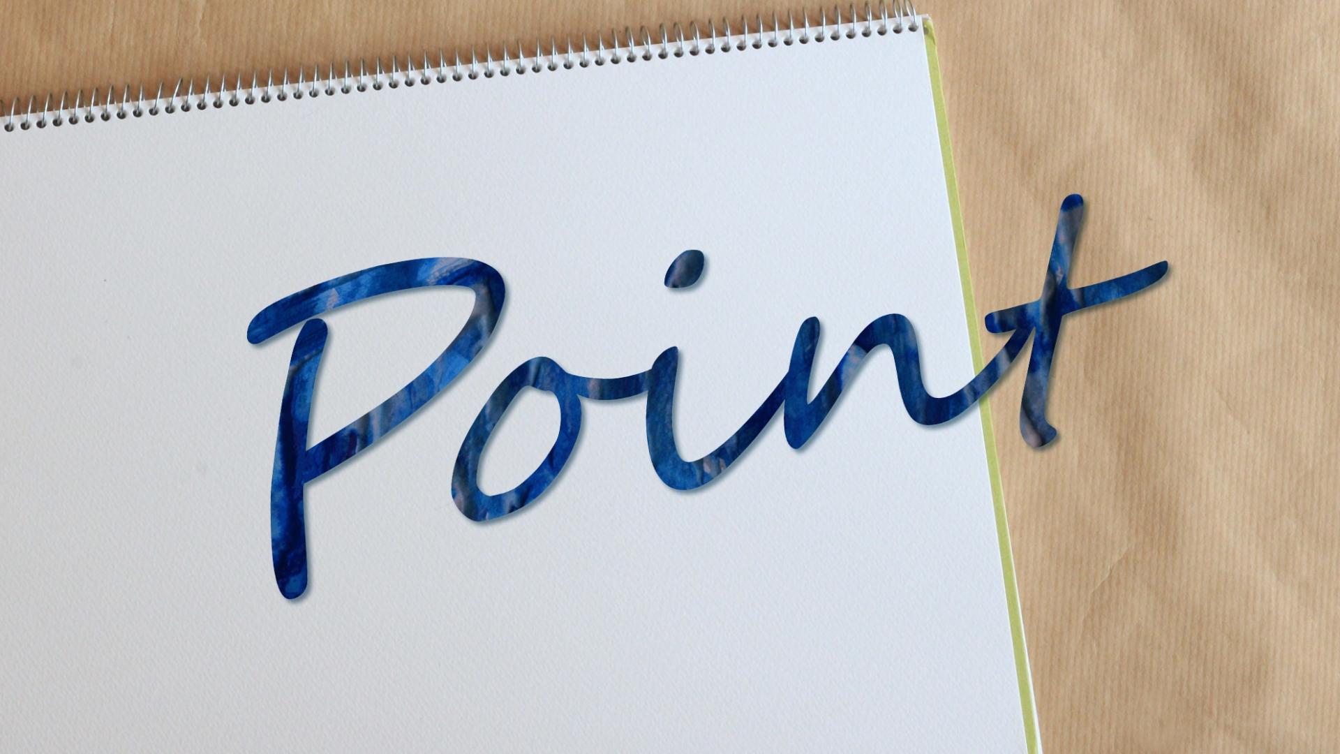 ノートに書かれた青い文字の “Point”。背景にクラフト紙が敷かれている。