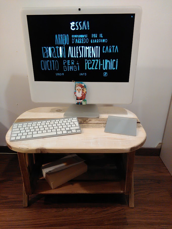 pc manhintosh su oggetto di arredo in legno fatto artigianalmente reciclando materiali da carlo celanetti