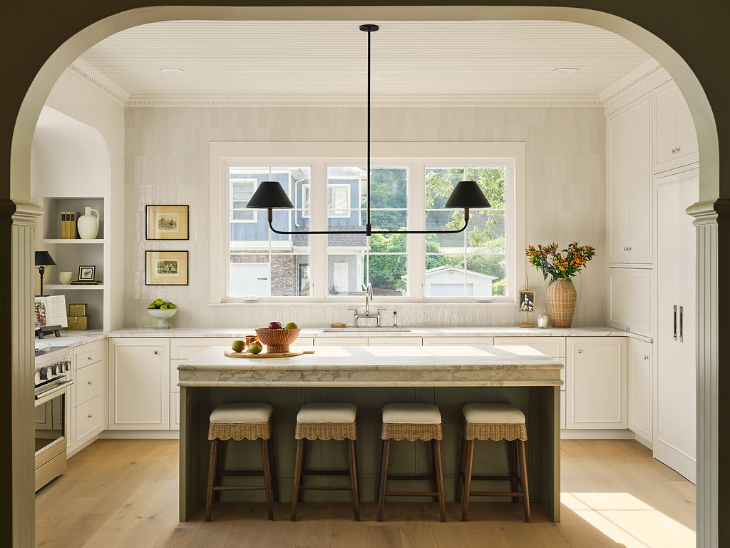kitchen with islsand and pendant light