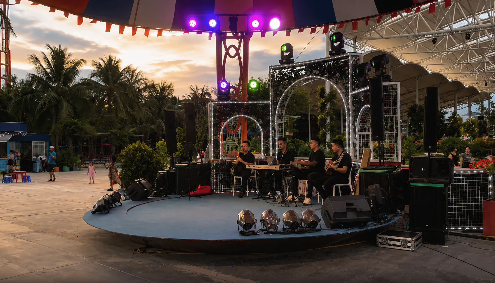 Sân khấu live music tại Gala Trâu Vàng với hệ thống âm thanh biểu diễn ngoài trời