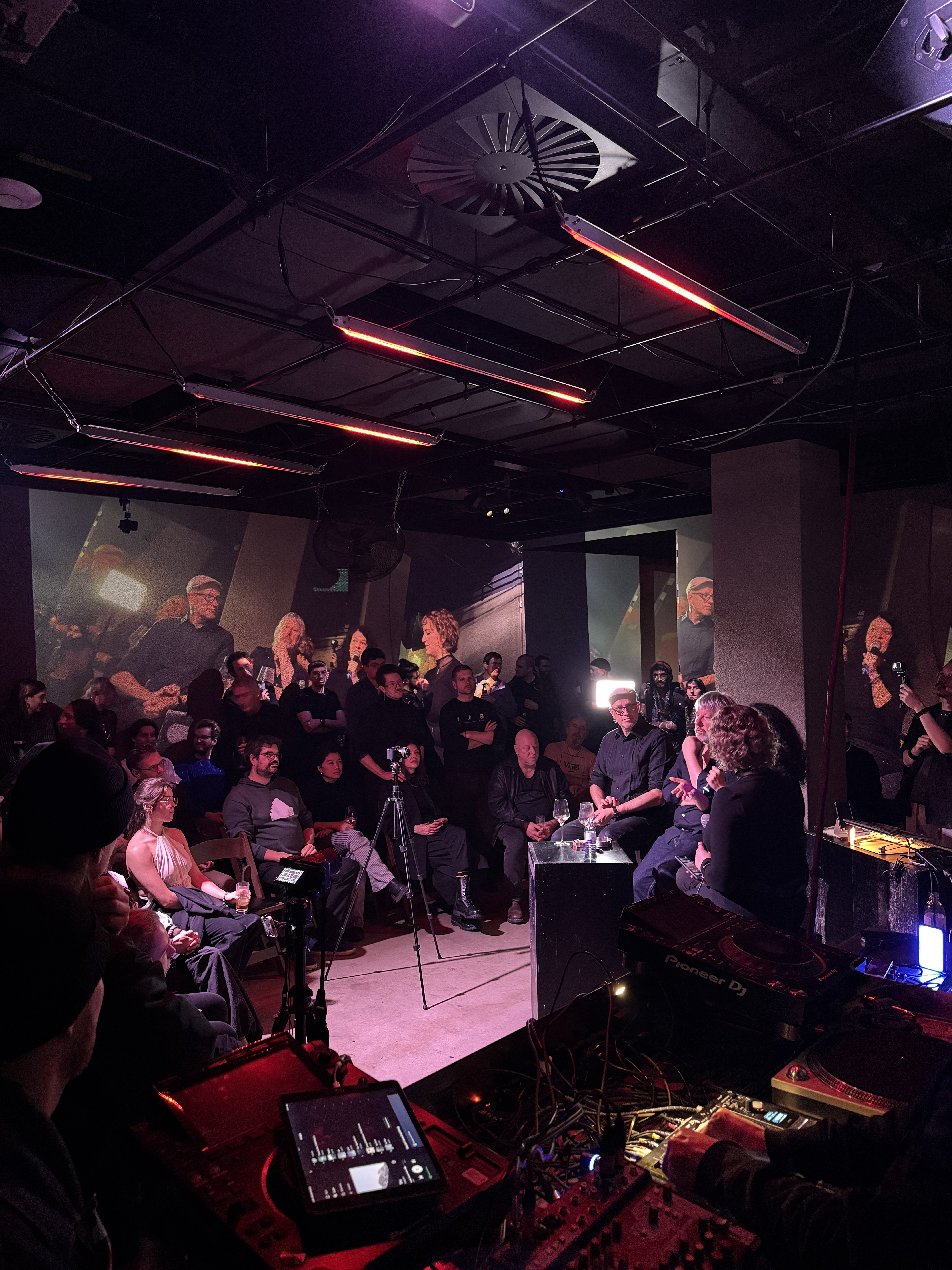 Talk surrounded by live projection