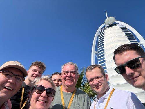 Teilnehmende einer früheren M.E.A.T. Fachreise vor dem Burj Al Arab in Dubai